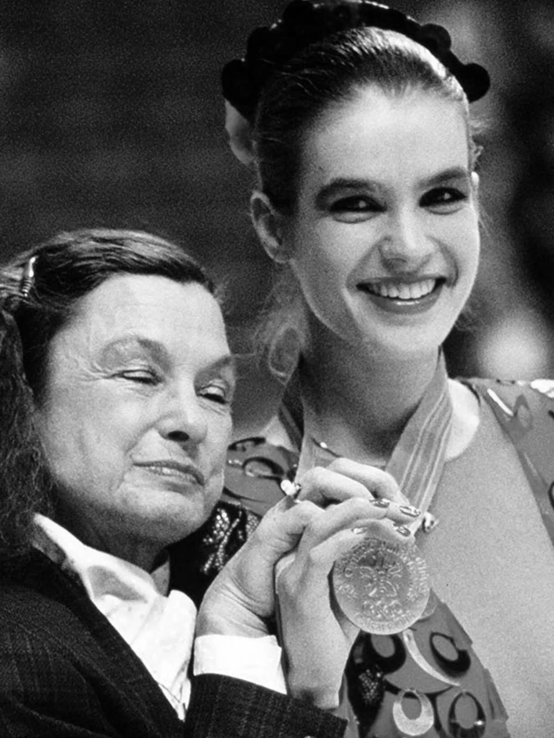 Katarina Witt (re.) posiert nach ihrem Olympiasieg 1988 in Calgary mit ihrer Trainerin Jutta Müller (beide DDR) / Katharina Witt gewann 1984 und 1988 Olympisches Gold im Eiskunstlauf - 1988 mit ihrer legenderen Kür zu Musik aus Georges Bizets Oper Carmen, zu der auch ihre grösste Konkurrentin DebiThomas antrat.