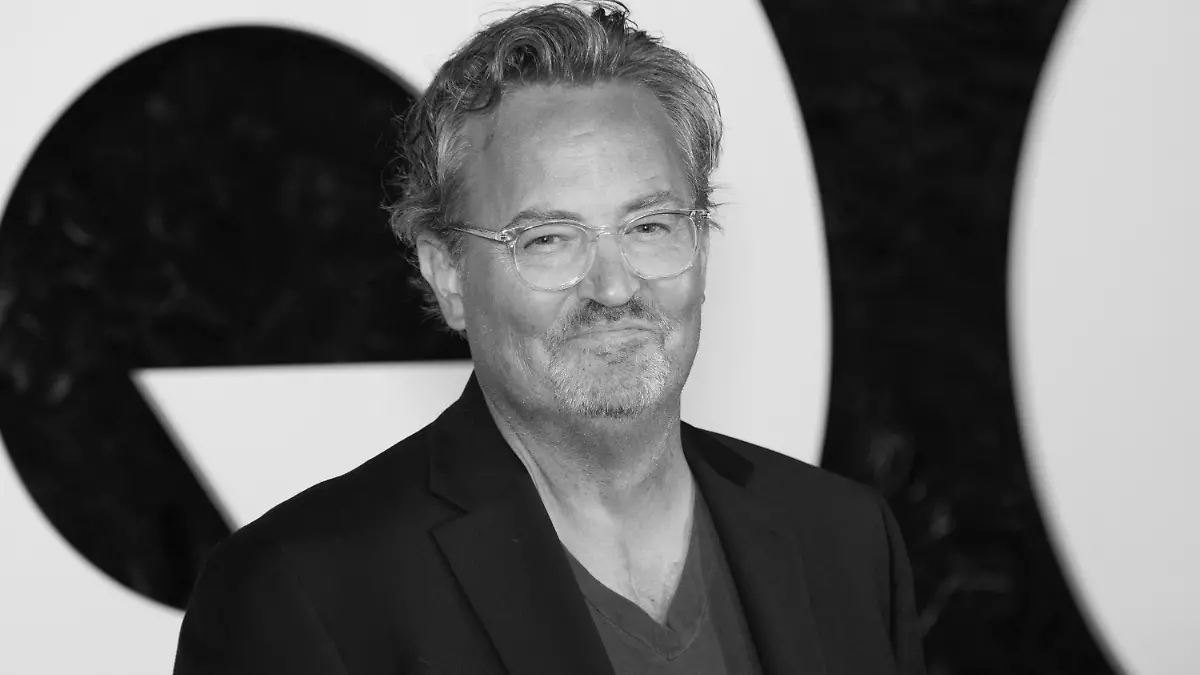ARCHIV - 17.11.2022, USA, West Hollywood: Matthew Perry kommt zur GQ Men of the Year Party. Der aus der Kultserie «Friends» bekannte amerikanisch-kanadische Schauspieler Matthew Perry ist übereinstimmenden US-Medienberichten zufolge tot. Er starb im Alter von 54 Jahren, wie etwa die «New York Times» berichtete, die sich auf Captain Scot Williams von der Polizei in Los Angeles bezog. Foto: Willy Sanjuan/Invision/AP/dpa +++ dpa-Bildfunk +++