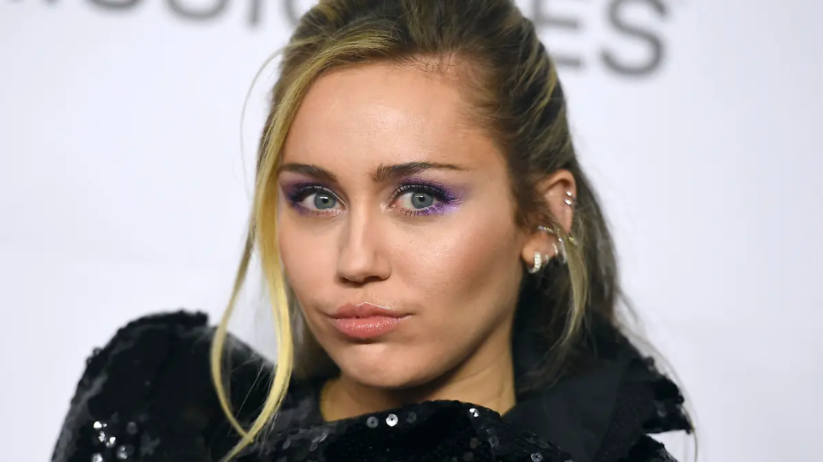 ARCHIV - 08.02.2019, USA, Los Angeles: Miley Cyrus, US-amerikanische Schauspielerin und Sängerin, bei einer MusiCares-Veranstaltung. (zu dpa "Miley Cyrus hat einen Hund aus dem Tierheim adoptiert") Foto: Jordan Strauss/Invision/AP/dpa +++ dpa-Bildfunk +++