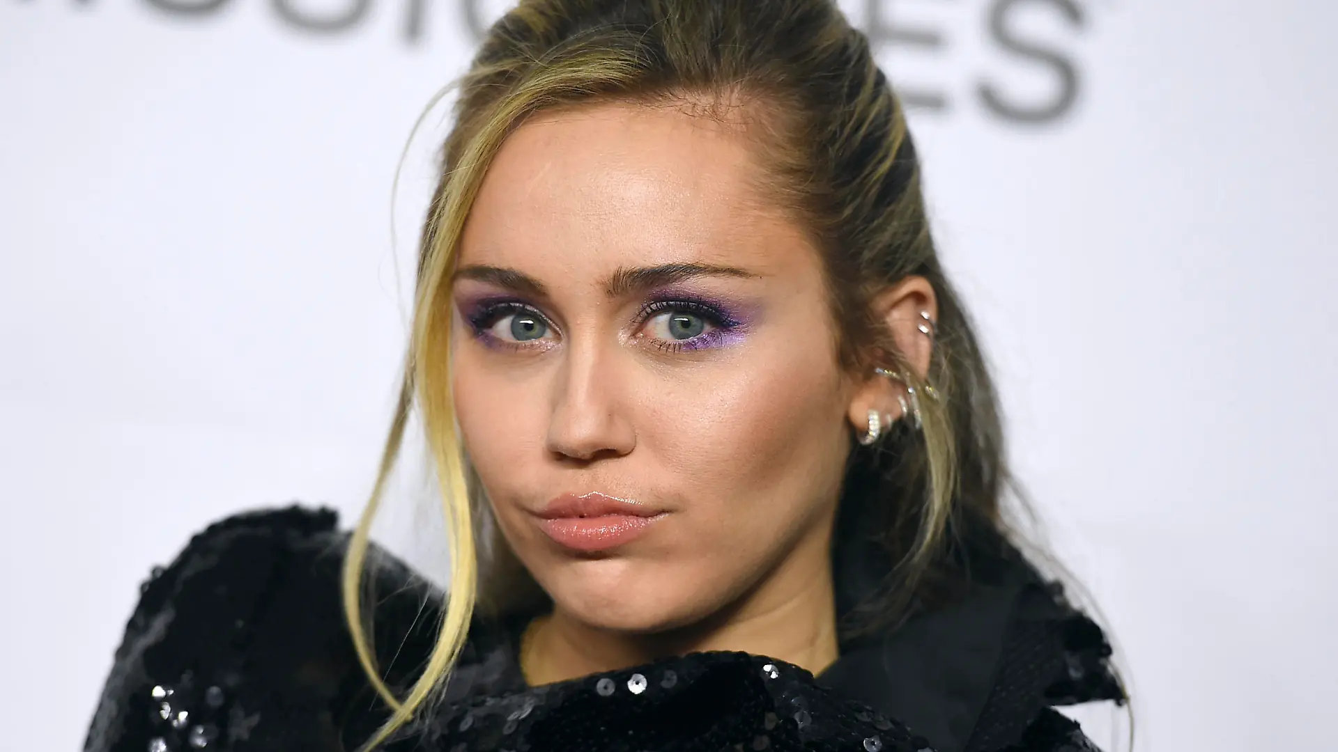 ARCHIV - 08.02.2019, USA, Los Angeles: Miley Cyrus, US-amerikanische Schauspielerin und Sängerin, bei einer MusiCares-Veranstaltung. (zu dpa "Miley Cyrus hat einen Hund aus dem Tierheim adoptiert") Foto: Jordan Strauss/Invision/AP/dpa +++ dpa-Bildfunk +++