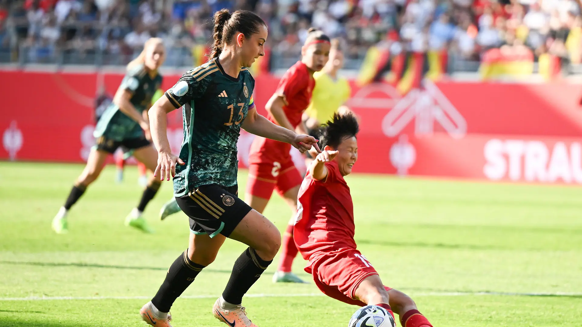 24.06.2023, Hessen, Offenbach: Fußball, Frauen: Länderspiele, Deutschland - Vietnam, Stadion Bieberer Berg. Deutschlands Sara Däbritz (l) gegen Vietnams Nguyen Thi Bich Thuy. Foto: Sebastian Christoph Gollnow/dpa +++ dpa-Bildfunk +++