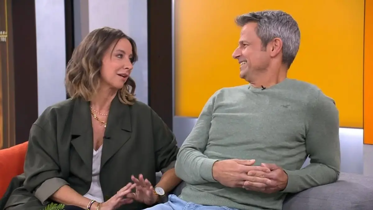 Wie süß! „Unter uns“-Stars Isabell Hertel und Jens Hajek machen sich gegenseitige Liebeserklärungen im TV ->