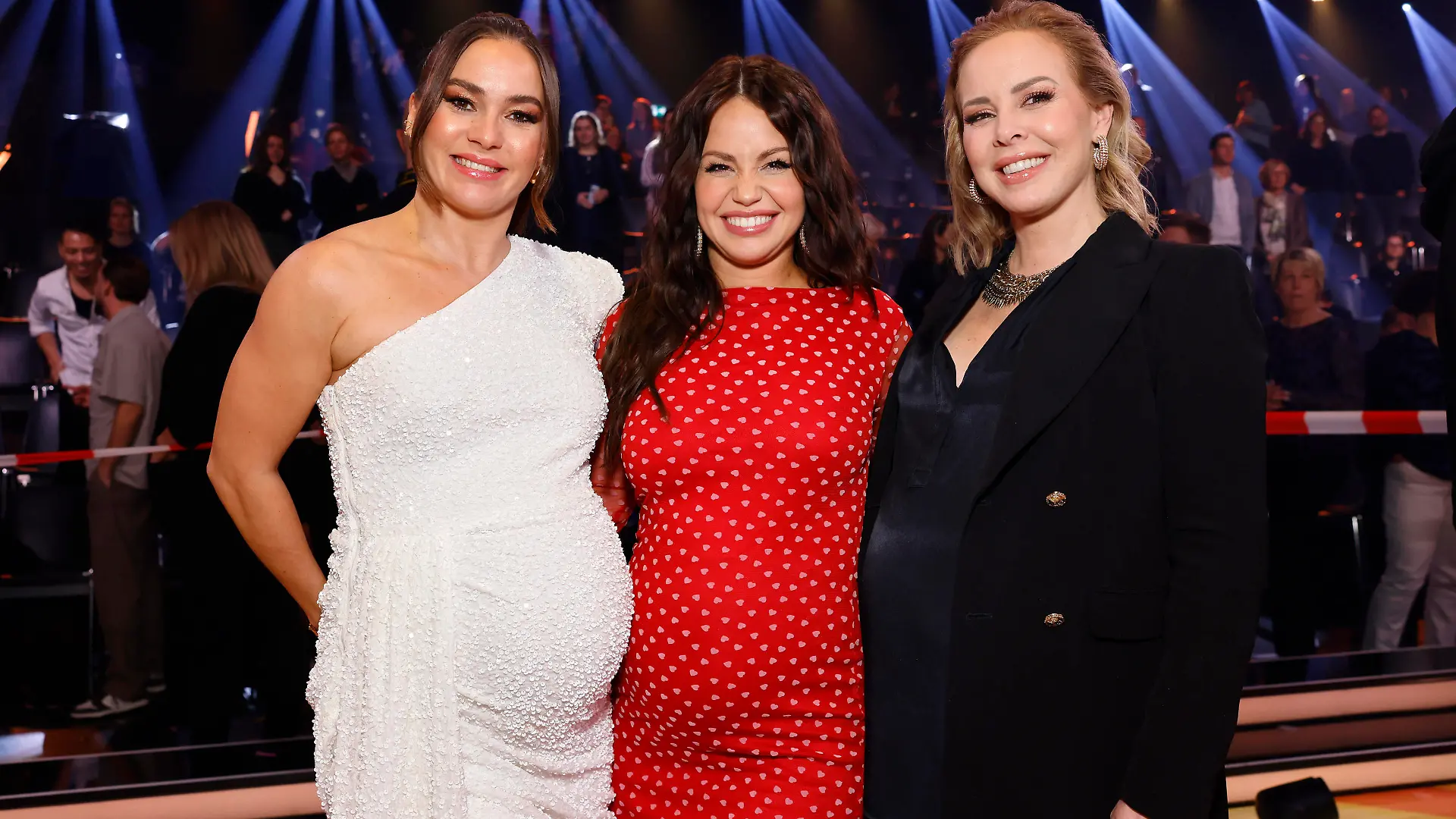 Die drei schwangeren Profitänzerinnen Renata Lusin l-r, Christina Hänni und Isabel Emilia Edvardsson bei der 17. Staffel der RTL-Tanzshow Let s Dance im MMC Coloneum. Köln, 23.02.2024 NRW Deutschland *** The three pregnant professional dancers Renata Lusin l r , Christina Hänni and Isabel Emilia Edvardsson at the 17th season of the RTL dance show Let s Dance at the MMC Coloneum Cologne, 23 02 2024 NRW Germany Copyright: xChristophxHardtx