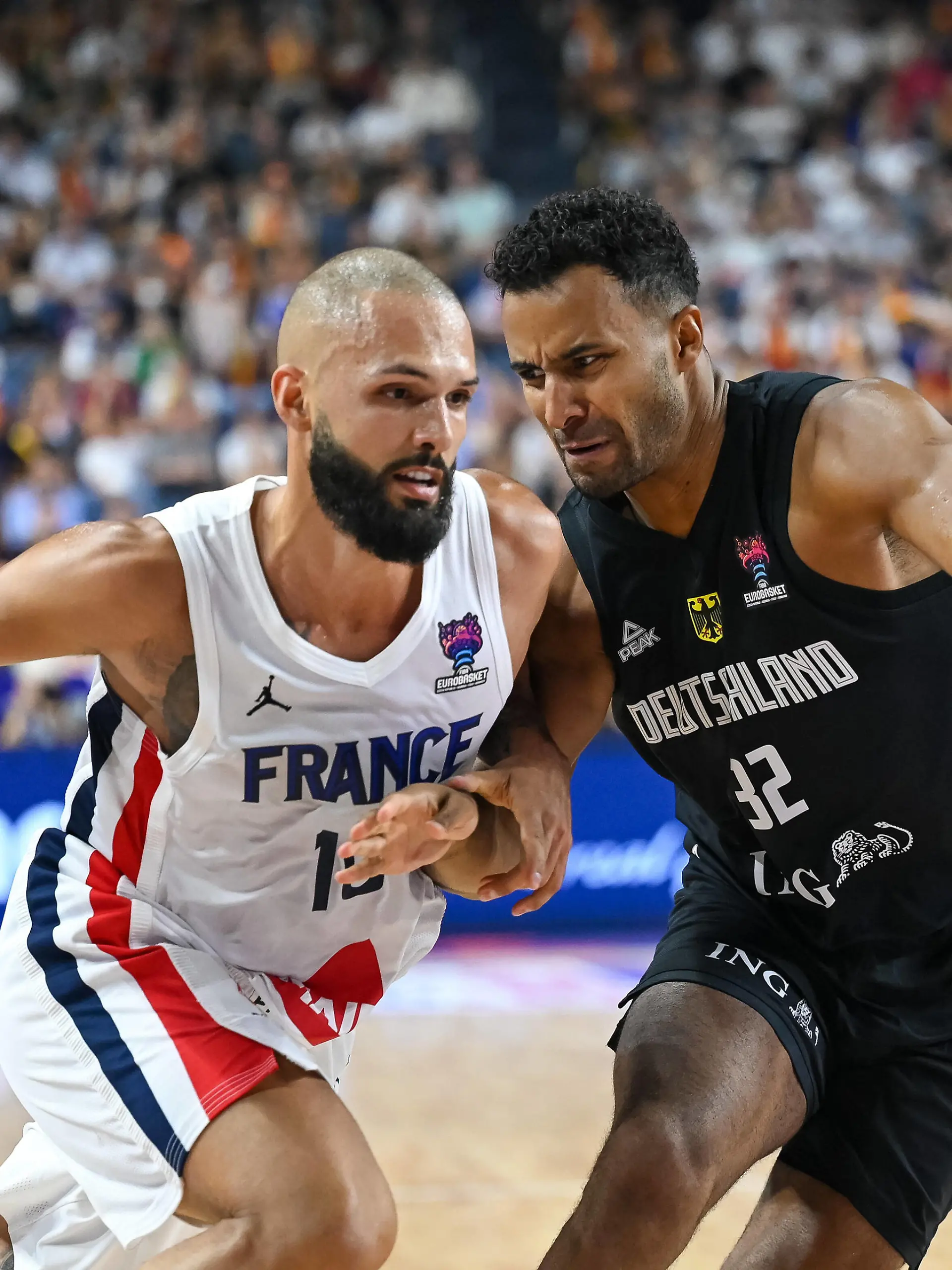 Evan Fournier Team France, 10 gegen Johannes Thiemann Team Germany, 32. Frankreich vs. Deutschland, Basketball, Europameisterschaft 2022, Gruppenphase, Gruppe B, Spiel B/1, 01.09.2022 Frankreich vs. Deutschland, Basketball, Europameisterschaft 2022, Gruppenphase, Gruppe B, Spiel B/1, 01.09.2022 Koeln *** Evan Fournier Team France, 10 vs Johannes Thiemann Team Germany, 32 France vs Germany, basketball, European Championship 2022, group stage, group B, game B 1, 01 09 2022 France vs Germany, basketball, European Championship 2022, group stage, group B, game B 1, 01 09 2022 Koeln Copyright: xThomasxHaeslerx EP_EER 