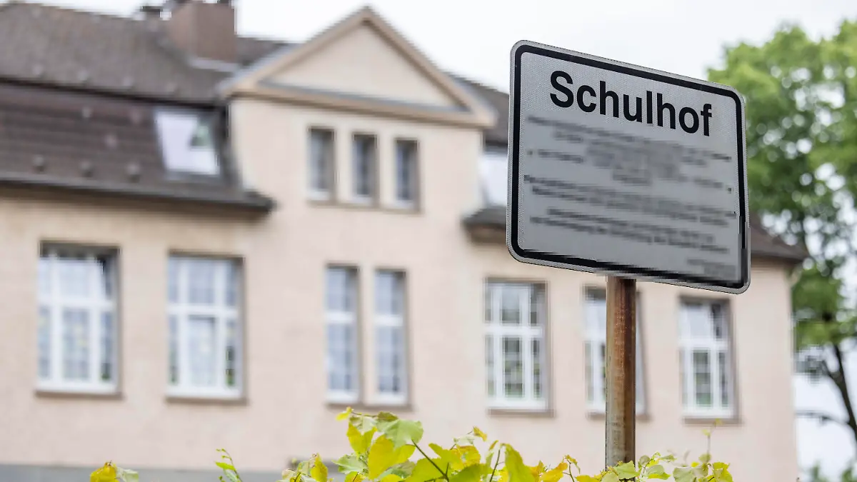 ARCHIV - 23.05.2023, Nordrhein-Westfalen, Recklinghausen: Regeln zum Aufenthalt auf dem Schulhof einer Grundschule sind vor dem Schulgebäude auf einem Schild zu lesen. Unter Ausschluss der Öffentlichkeit hat in Bochum am Freitag der Prozess um den gewaltsamen Tod einer 19-Jährigen begonnen. Die Leiche der jungen Frau war am 22. Mai dieses Jahres auf einem Schulhof in Recklinghausen gefunden worden. (zu dpa: «Prozess gegen Jugendlichen wegen Mordes auf Schulhof») Foto: Christoph Reichwein/dpa +++ dpa-Bildfunk +++