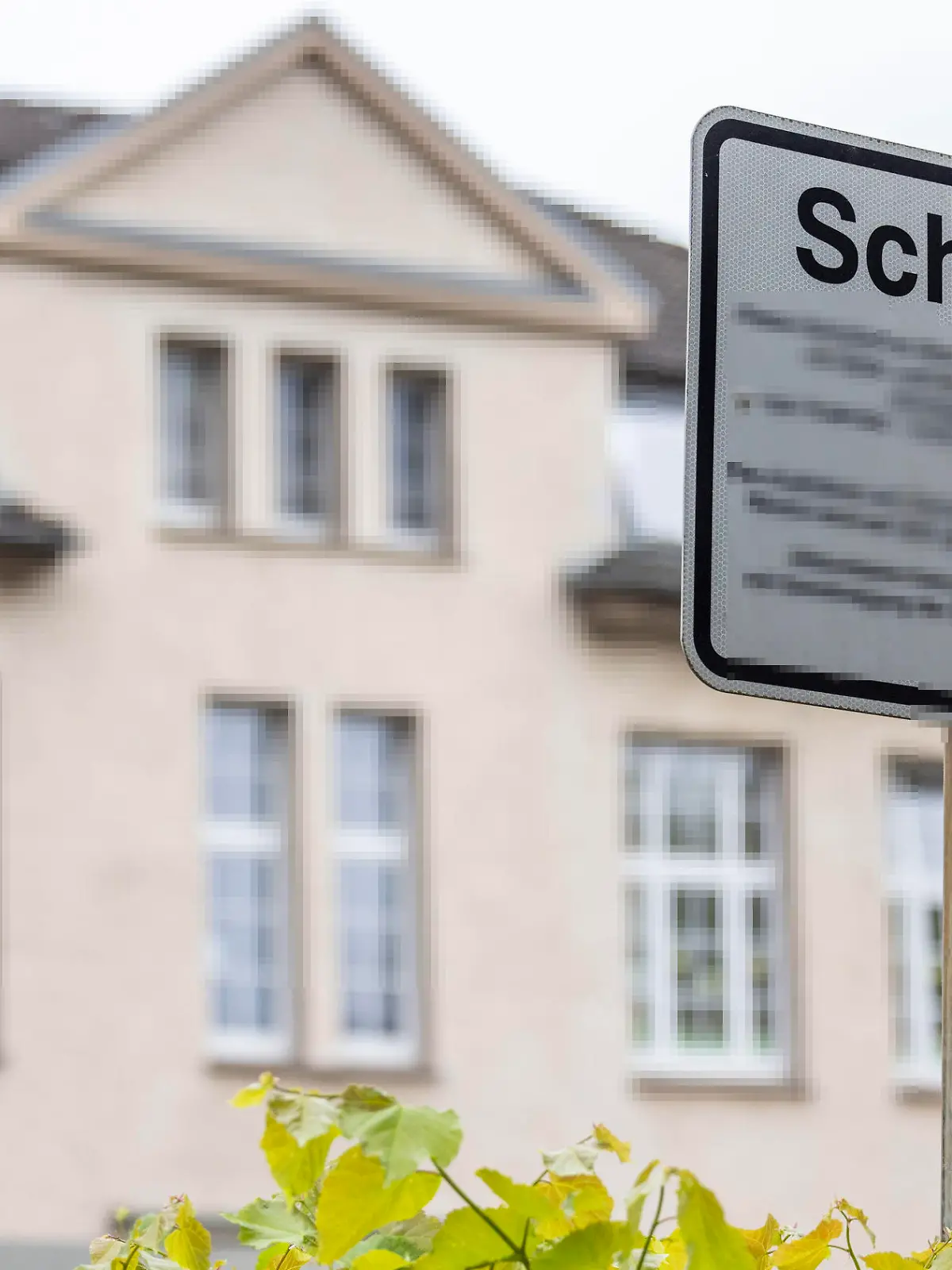 ARCHIV - 23.05.2023, Nordrhein-Westfalen, Recklinghausen: Regeln zum Aufenthalt auf dem Schulhof einer Grundschule sind vor dem Schulgebäude auf einem Schild zu lesen. Unter Ausschluss der Öffentlichkeit hat in Bochum am Freitag der Prozess um den gewaltsamen Tod einer 19-Jährigen begonnen. Die Leiche der jungen Frau war am 22. Mai dieses Jahres auf einem Schulhof in Recklinghausen gefunden worden. (zu dpa: «Prozess gegen Jugendlichen wegen Mordes auf Schulhof») Foto: Christoph Reichwein/dpa +++ dpa-Bildfunk +++