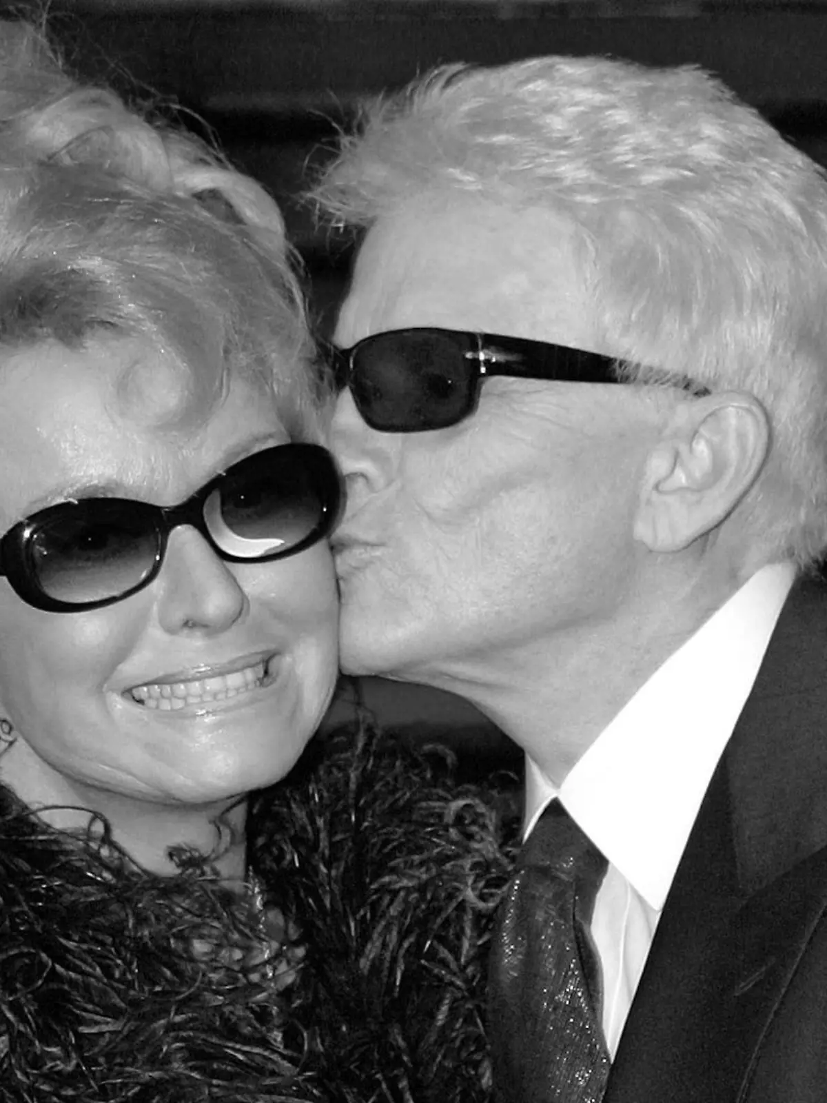 Der Sänger Heino gibt seiner Frau Hannelore am Mittwoch (21.09.2005) bei der Festveranstaltung anläßlich der Verleihung des Medienpreises "Goldene Henne" im Friedrichstadtpalast in Berlin einen Kuss. Der Preis wird seit dem Jahre 1995 in Erinnerung an die 1991 verstorbene Entertainerin Helga ("Henne") Hahnemann vergeben. Gewählt wurden die Preisträger von Lesern der Zeitschriften "Super Illu" und "Super TV" sowie dem Mitteldeutschen Rundfunk (MDR). Foto: Soeren Stache  +++(c) dpa - Report+++