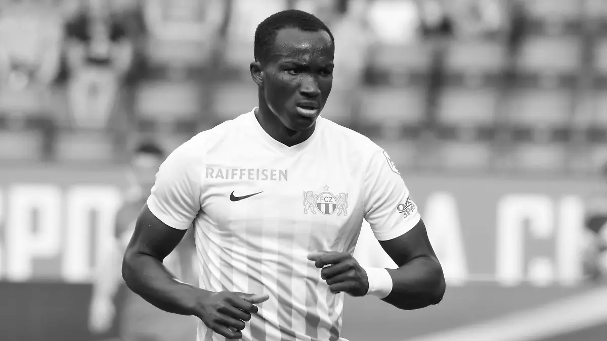 22.04.2018 Luzern, Fussball Herren Super League ,Saison 2017/2018 ) FC Luzern - FC Zuerich. Bild zeigt Raphael Dwamena (FC Zuerich) am Boden Verletzt Verletzung Einzelbild Aktion *** 22 04 2018 Lucerne Soccer Men Super League Season 2017 2018 FC Lucerne FC Zurich Image shows Raphael Dwamena FC Zurich injured injury single image action PUBLICATIONxNOTxINxSUI  