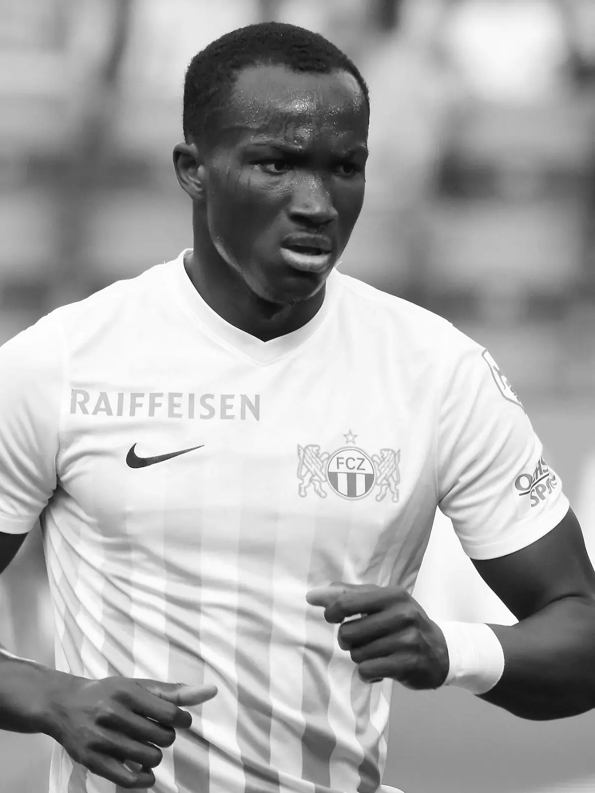 22.04.2018 Luzern, Fussball Herren Super League ,Saison 2017/2018 ) FC Luzern - FC Zuerich. Bild zeigt Raphael Dwamena (FC Zuerich) am Boden Verletzt Verletzung Einzelbild Aktion *** 22 04 2018 Lucerne Soccer Men Super League Season 2017 2018 FC Lucerne FC Zurich Image shows Raphael Dwamena FC Zurich injured injury single image action PUBLICATIONxNOTxINxSUI  