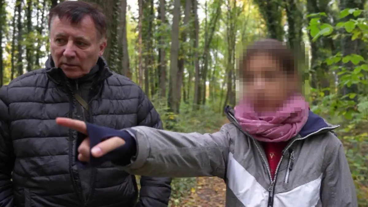 Zu ihrem eigenen Schutz möchte der Vater, dass Emma in der Öffentlichkeit unerkannt bleibt.