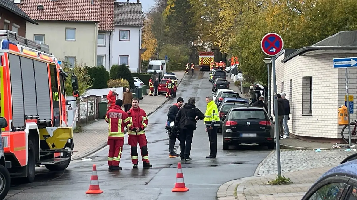 Die Einsatzkräfte sperrten das Gelände um die Schule weiträumig ab.