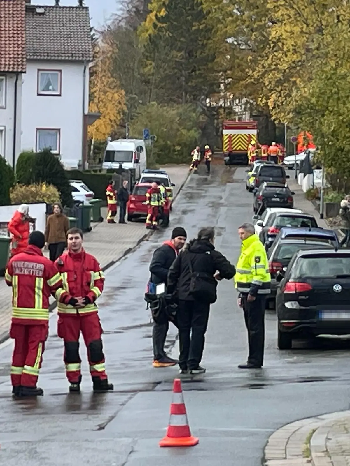 Die Einsatzkräfte sperrten das Gelände um die Schule weiträumig ab.
