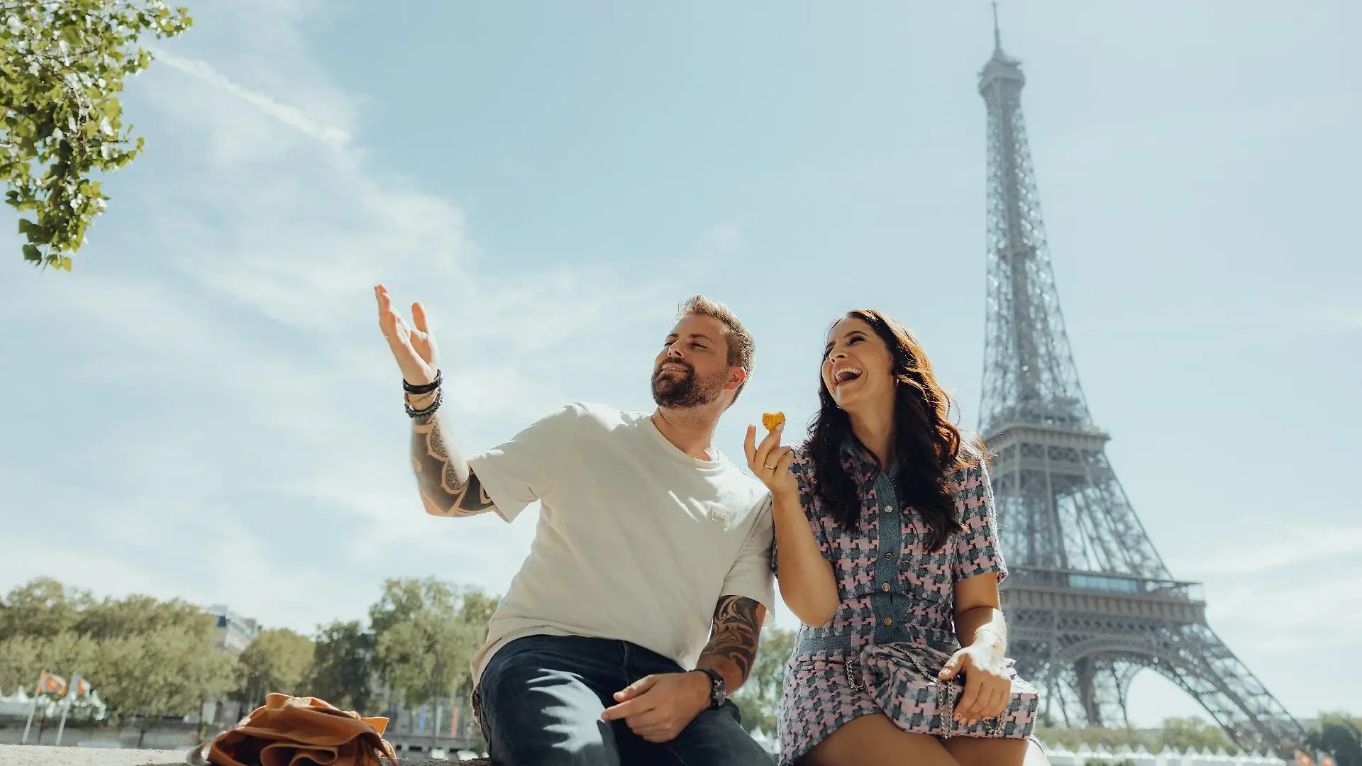Während John (Felix von Jascheroff) ahnungslos den Tag mit Laura (Chryssanthi Kavazi) genießt, schickt diese Moritz mit einer heiklen Fracht nach Paris.
+++ Die Verwendung des sendungsbezogenen Materials ist nur mit dem Hinweis und Verlinkung auf RTL+ gestattet. +++