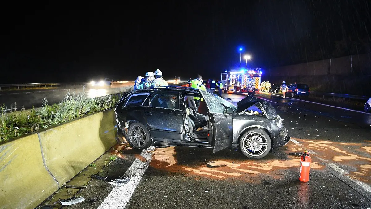10.09.2022, Baden-Württemberg, Mannheim: Nach einem Verkehrsunfall auf der Autobahn 6 mit mehreren Fahrzeugen, zwischen Viernheim und Kreuz Mannheim, ist die Richtungsfahrbahn Mannheim gesperrt. Rettungsdienst und Polizei sind im Einsatz. Foto: Rene Priebe/dpa +++ dpa-Bildfunk +++