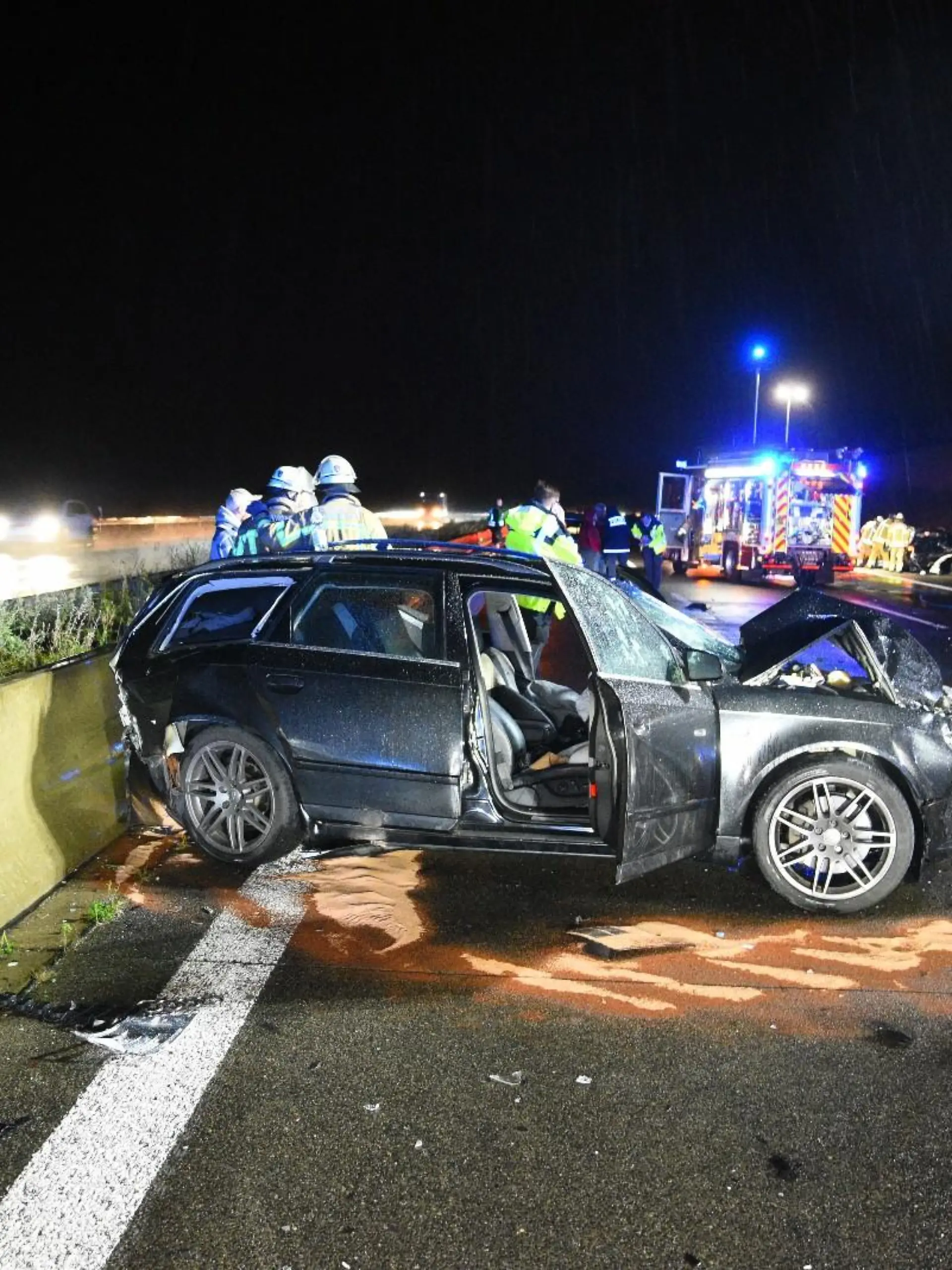 10.09.2022, Baden-Württemberg, Mannheim: Nach einem Verkehrsunfall auf der Autobahn 6 mit mehreren Fahrzeugen, zwischen Viernheim und Kreuz Mannheim, ist die Richtungsfahrbahn Mannheim gesperrt. Rettungsdienst und Polizei sind im Einsatz. Foto: Rene Priebe/dpa +++ dpa-Bildfunk +++