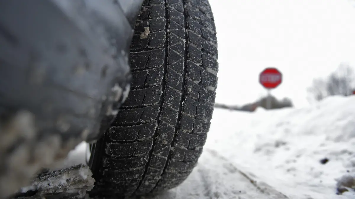  08.02.2015, Winterreifen im Winter, Winterreifenpflicht - zusammengepresster Schnee im Profil eines Winterreifens auf einem 3er BMW im Unterallgäu. 08.02.2015, WInterrreifen 08.02.2015, WInterrreifen