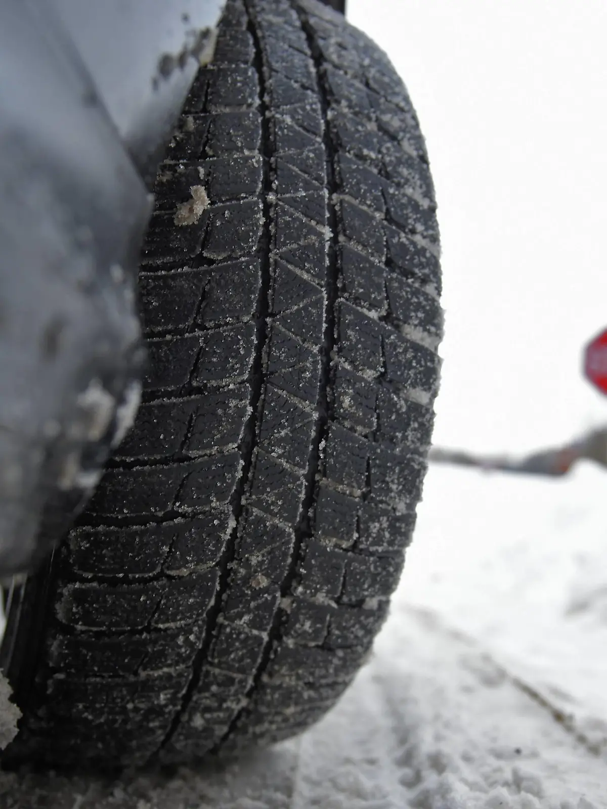  08.02.2015, Winterreifen im Winter, Winterreifenpflicht - zusammengepresster Schnee im Profil eines Winterreifens auf einem 3er BMW im Unterallgäu. 08.02.2015, WInterrreifen 08.02.2015, WInterrreifen