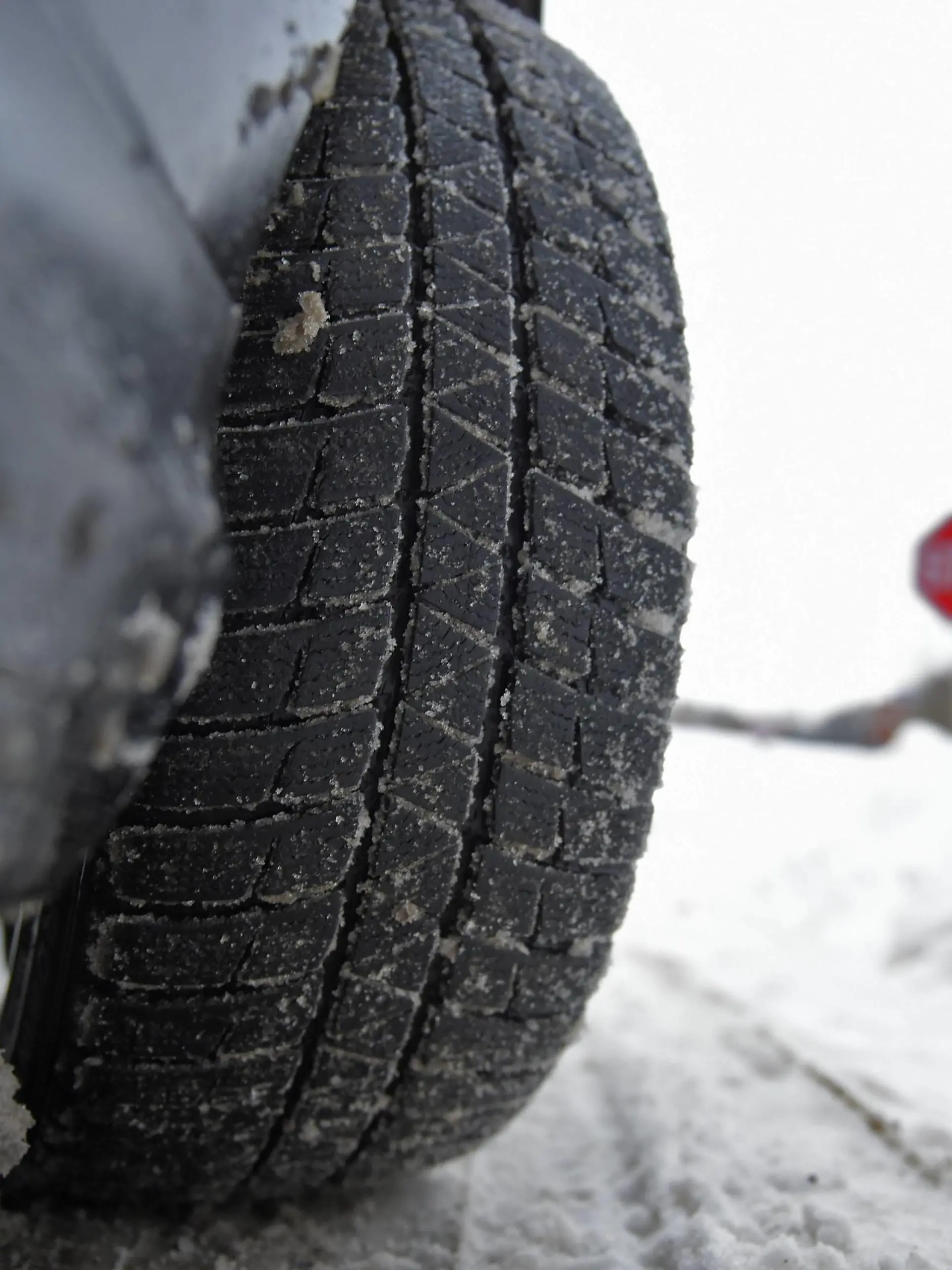  08.02.2015, Winterreifen im Winter, Winterreifenpflicht - zusammengepresster Schnee im Profil eines Winterreifens auf einem 3er BMW im Unterallgäu. 08.02.2015, WInterrreifen 08.02.2015, WInterrreifen
