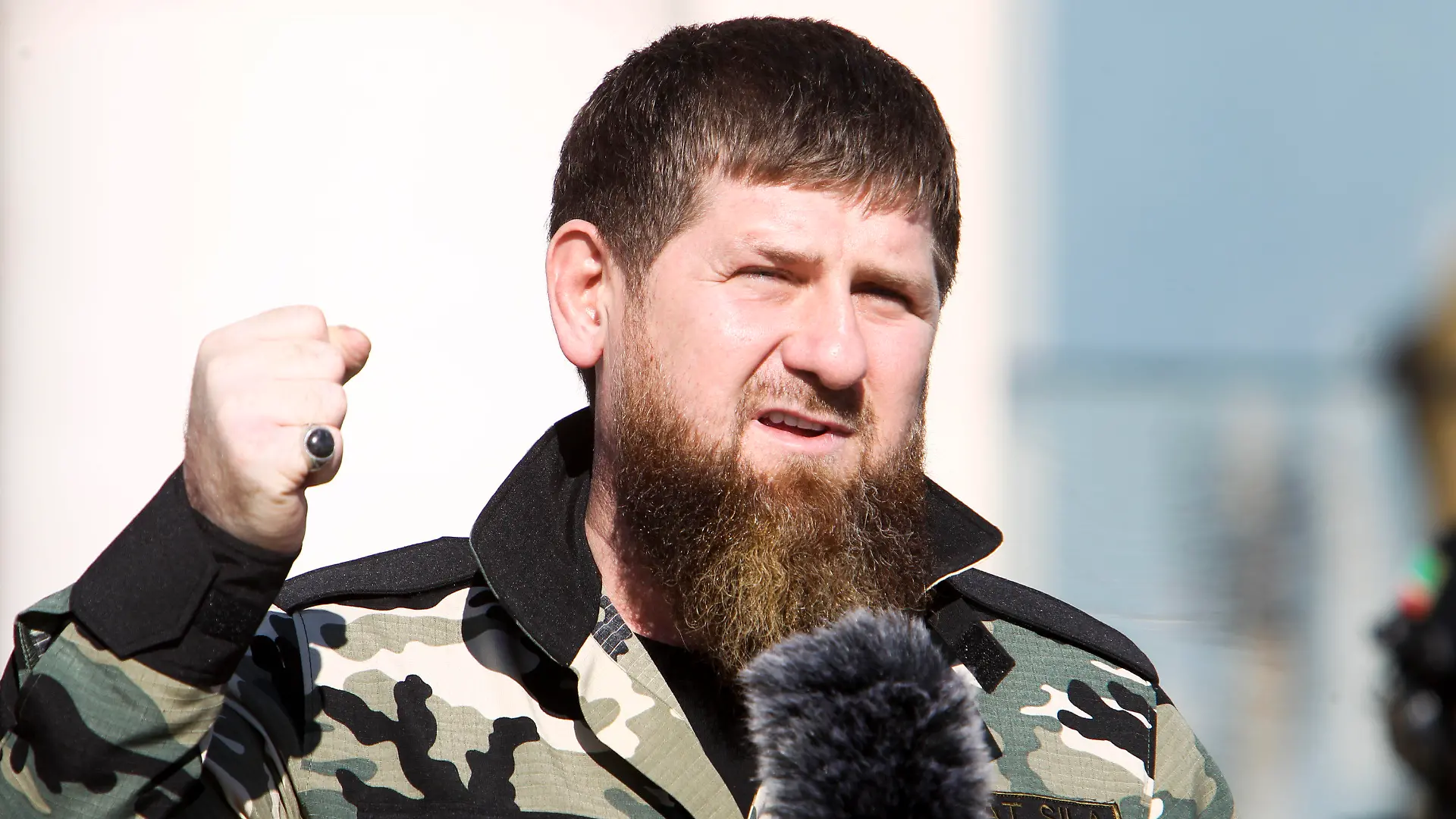 29.03.2022, Russland, Grosny: Ramsan Kadyrow, Anführer der russischen Provinz Tschetschenien, spricht vor etwa 10.000 Soldaten in der tschetschenischen Regionalhauptstadt Grosny. Foto: -/AP/dpa +++ dpa-Bildfunk +++