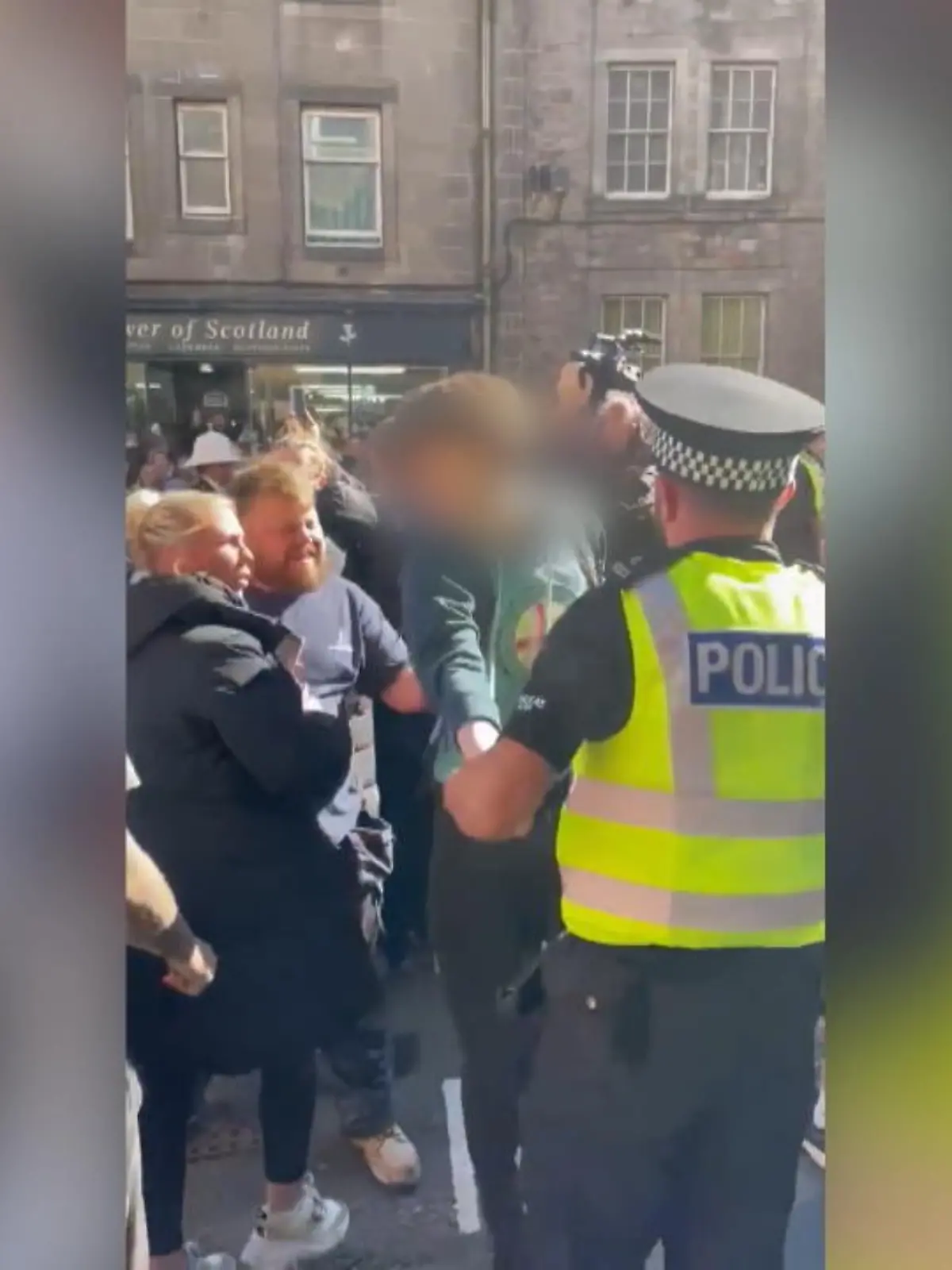„Andrew, du bist ein kranker alter Wi**ser!“ - Als der Trauerzug durch Edinburgh läuft, wird Prinz Andrew von einem Zuschauer beleidigt. Der 62-Jährige sorgte immer wieder mit seinen amourösen Abenteuern und einem Missbrauchsskandal für Schlagzeilen. Die schottische Polizei hat inzwischen bestätigt, dass ein Mann festgenommen wurde, im Zusammenhang – so heißt es – mit einem „Landfriedensbruch auf der Royal Mile“.