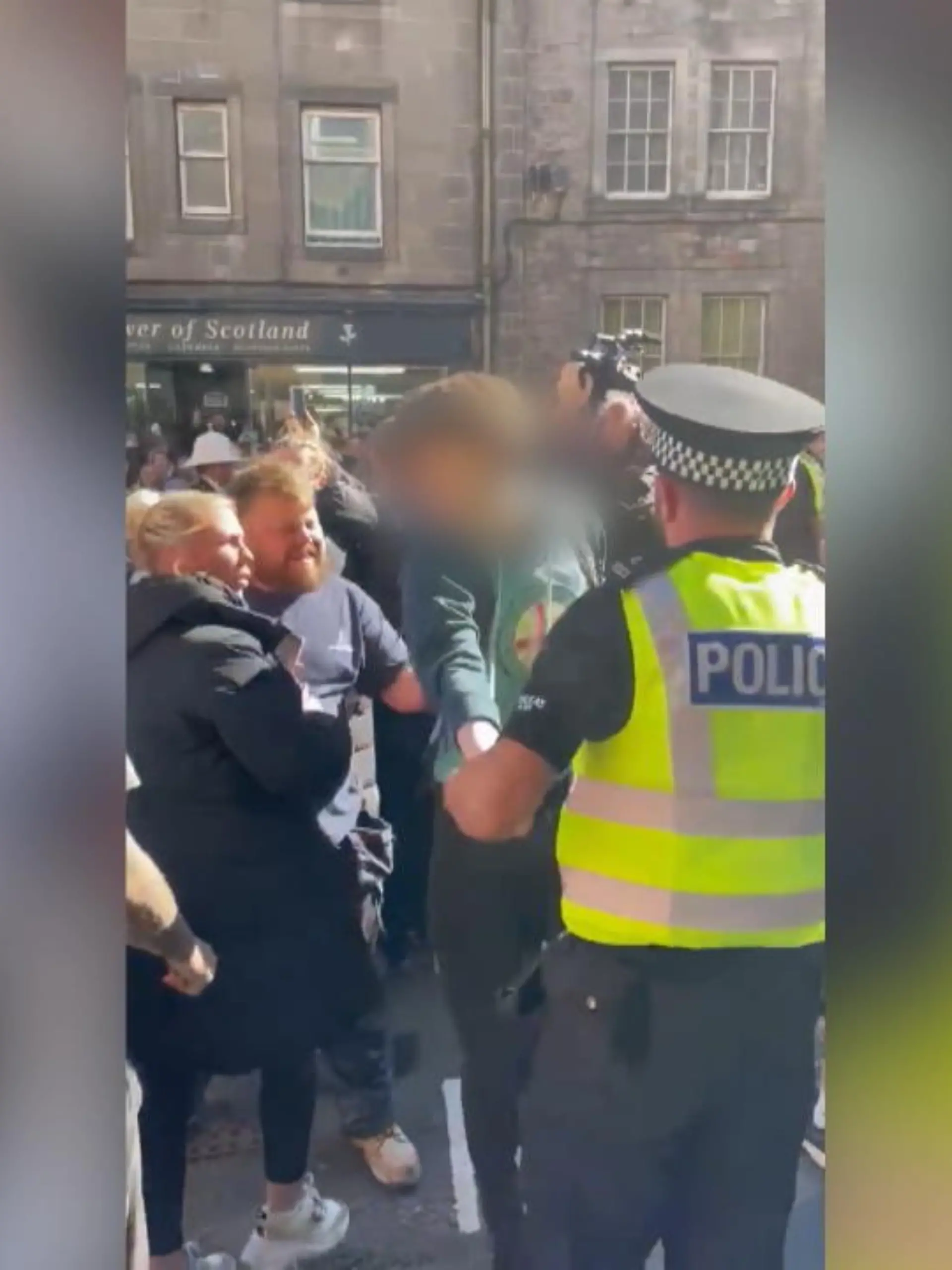 „Andrew, du bist ein kranker alter Wi**ser!“ - Als der Trauerzug durch Edinburgh läuft, wird Prinz Andrew von einem Zuschauer beleidigt. Der 62-Jährige sorgte immer wieder mit seinen amourösen Abenteuern und einem Missbrauchsskandal für Schlagzeilen. Die schottische Polizei hat inzwischen bestätigt, dass ein Mann festgenommen wurde, im Zusammenhang – so heißt es – mit einem „Landfriedensbruch auf der Royal Mile“.