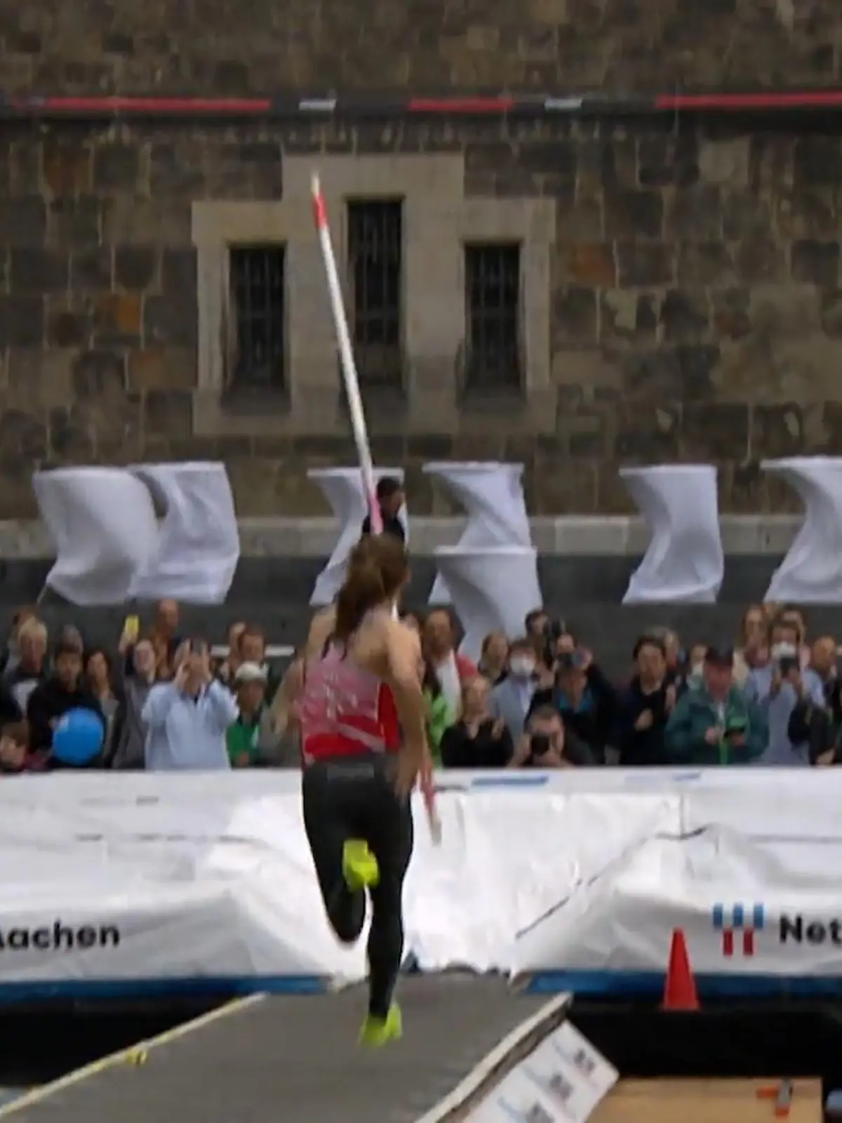 Am Samstag fand in Aachen das 17. Domspringen statt - ein Stabhochsprung-Wettbewerb. Zum ersten Mal durften auch Frauen offiziell mitmachen.