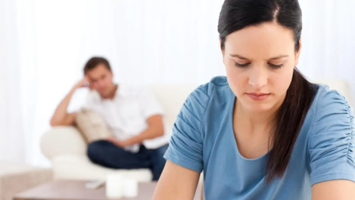 Unglückliches Paar auf dem Sofa