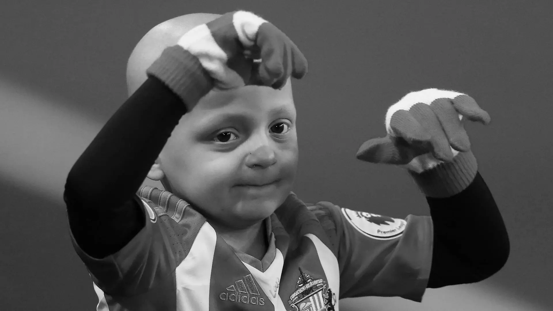 Mandatory Credit: Photo by BPI/Shutterstock 7566551g 5 -year-old Sunderland fan Bradley Lowery who has terminal cancer is Team mascot before the Premier League match between Sunderland and Chelsea played at the Stadium of Light , Sunderland on 14th December 2016 Football - Premier League 2016/17 Sunderland v Chelsea Stadium of Light, Sunderland, United Kingdom - 14 Dec 2016 EDITORIAL USE ONLY No use with unauthorised audio, video, data, fixture lists, club/league logos or live services. Online in-match use limited to 75 images, no video emulation. No use in betting, games or single club/league/player publications. Football - Premier League 2016/17 Sunderland v Chelsea Stadium of Light, Sunderland, United Kingdom - 14 Dec 2016 EDITORIAL USE ONLY No use with unauthorised audio, video, data, fixture lists, club/league logos or live services. Online in-match use limited to 75 images, no video emulation. No use in betting, games or single club/league/player publications. PUBLICATIONxINxGERxSUIxAUTXHUNxGRExMLTxCYPxROMxBULxUAExKSAxONLY Copyright: xBPI/Shutterstockx 7566551g