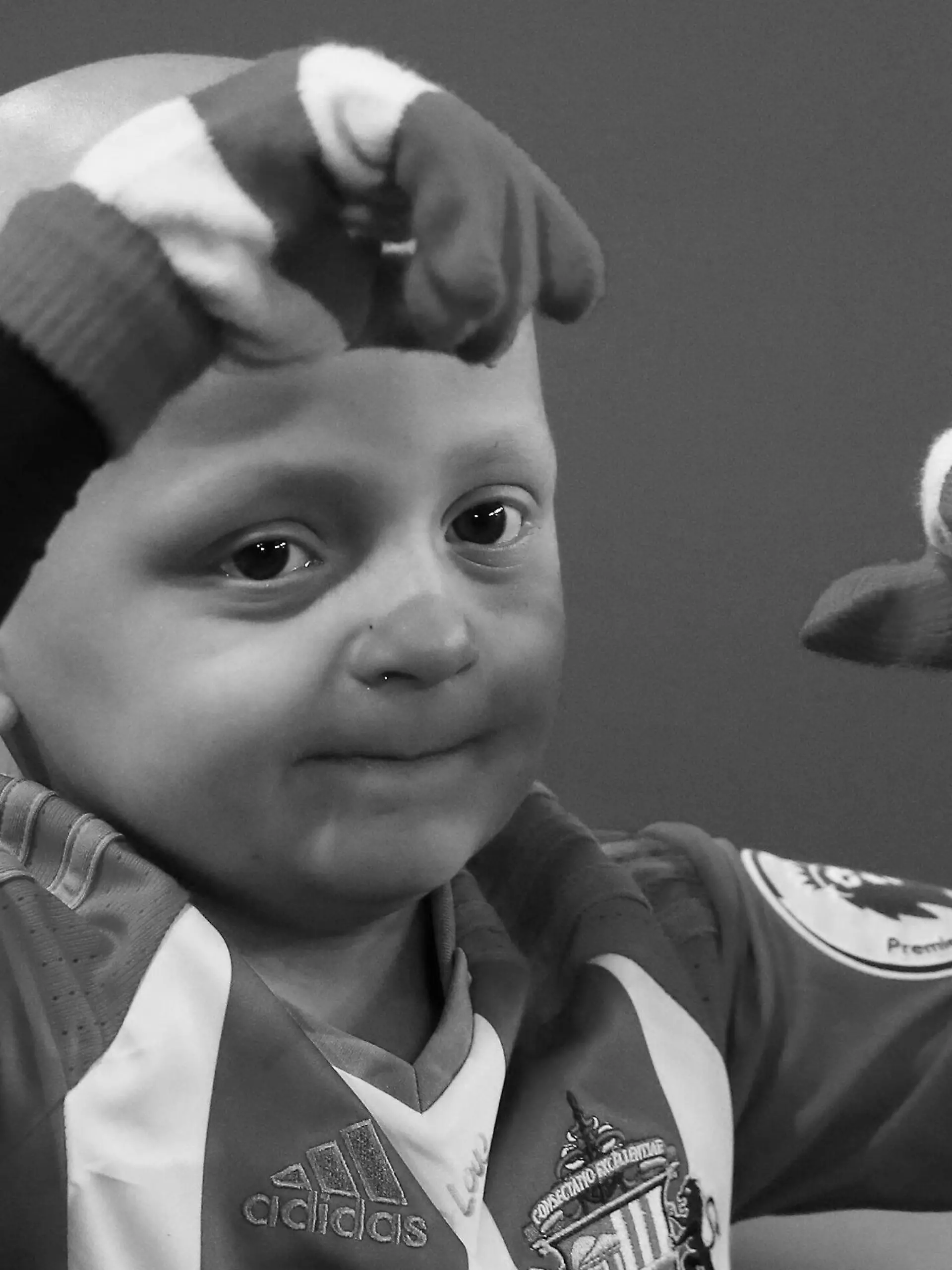 Mandatory Credit: Photo by BPI/Shutterstock 7566551g 5 -year-old Sunderland fan Bradley Lowery who has terminal cancer is Team mascot before the Premier League match between Sunderland and Chelsea played at the Stadium of Light , Sunderland on 14th December 2016 Football - Premier League 2016/17 Sunderland v Chelsea Stadium of Light, Sunderland, United Kingdom - 14 Dec 2016 EDITORIAL USE ONLY No use with unauthorised audio, video, data, fixture lists, club/league logos or live services. Online in-match use limited to 75 images, no video emulation. No use in betting, games or single club/league/player publications. Football - Premier League 2016/17 Sunderland v Chelsea Stadium of Light, Sunderland, United Kingdom - 14 Dec 2016 EDITORIAL USE ONLY No use with unauthorised audio, video, data, fixture lists, club/league logos or live services. Online in-match use limited to 75 images, no video emulation. No use in betting, games or single club/league/player publications. PUBLICATIONxINxGERxSUIxAUTXHUNxGRExMLTxCYPxROMxBULxUAExKSAxONLY Copyright: xBPI/Shutterstockx 7566551g