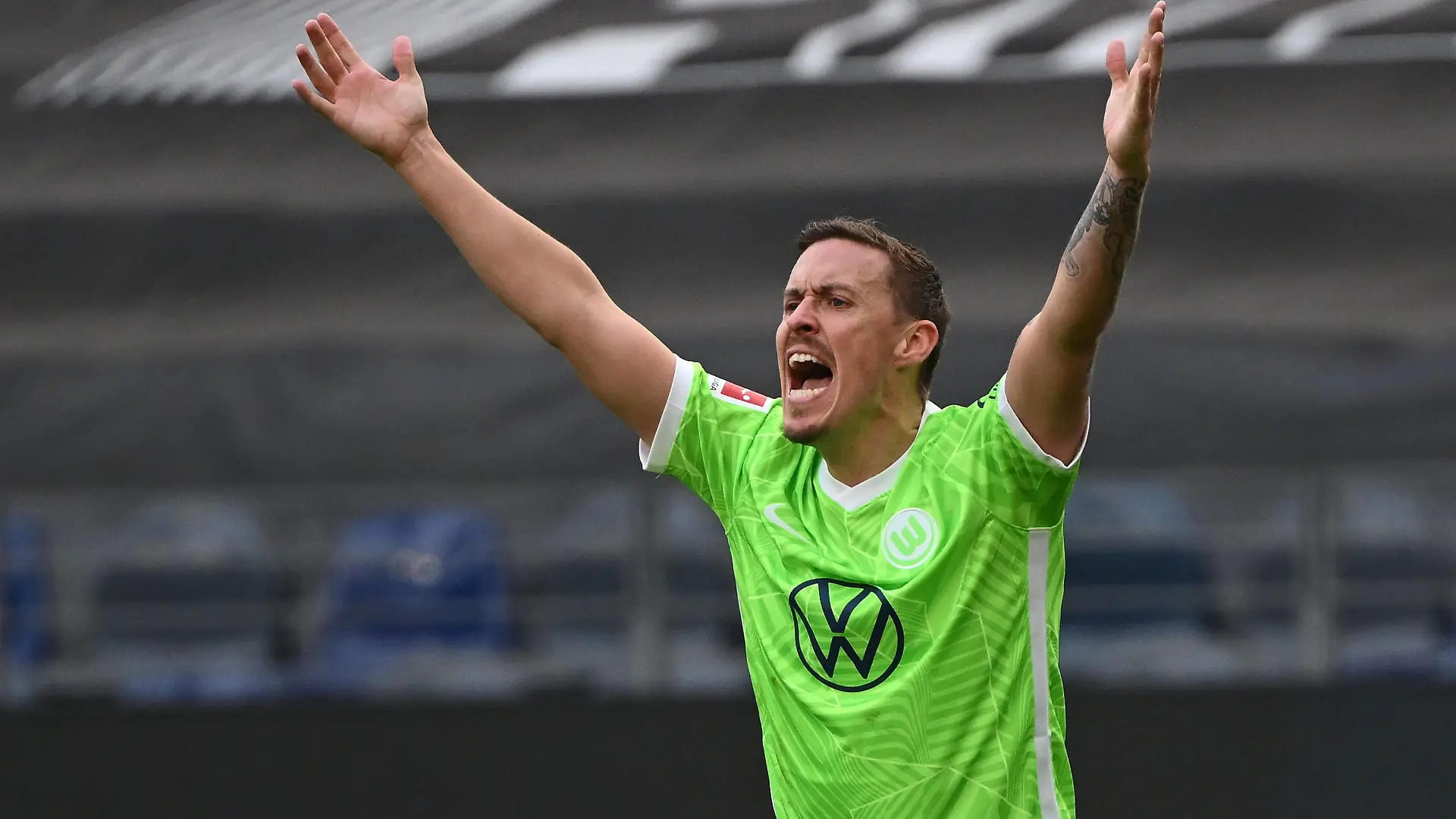 12.02.2022, xjhx, Fussball 1.Bundesliga, Eintracht Frankfurt - VfL Wolfsburg emspor, v.l. Max Kruse VfL Wolfsburg gestikuliert gibt Anweisungen DFL/DFB REGULATIONS PROHIBIT ANY USE OF PHOTOGRAPHS as IMAGE SEQUENCES and/or QUASI-VIDEO Frankfurt am Main *** 12 02 2022, xjhx, football 1 Bundesliga, Eintracht Frankfurt VfL Wolfsburg emspor, v l Max Kruse VfL Wolfsburg gestures gives instructions DFL DFB REGULATES PROHIBIT ANY USE OF PHOTOGRAPHS as IMAGE SEQUENCES and or QUASI VIDEO Frankfurt am Main