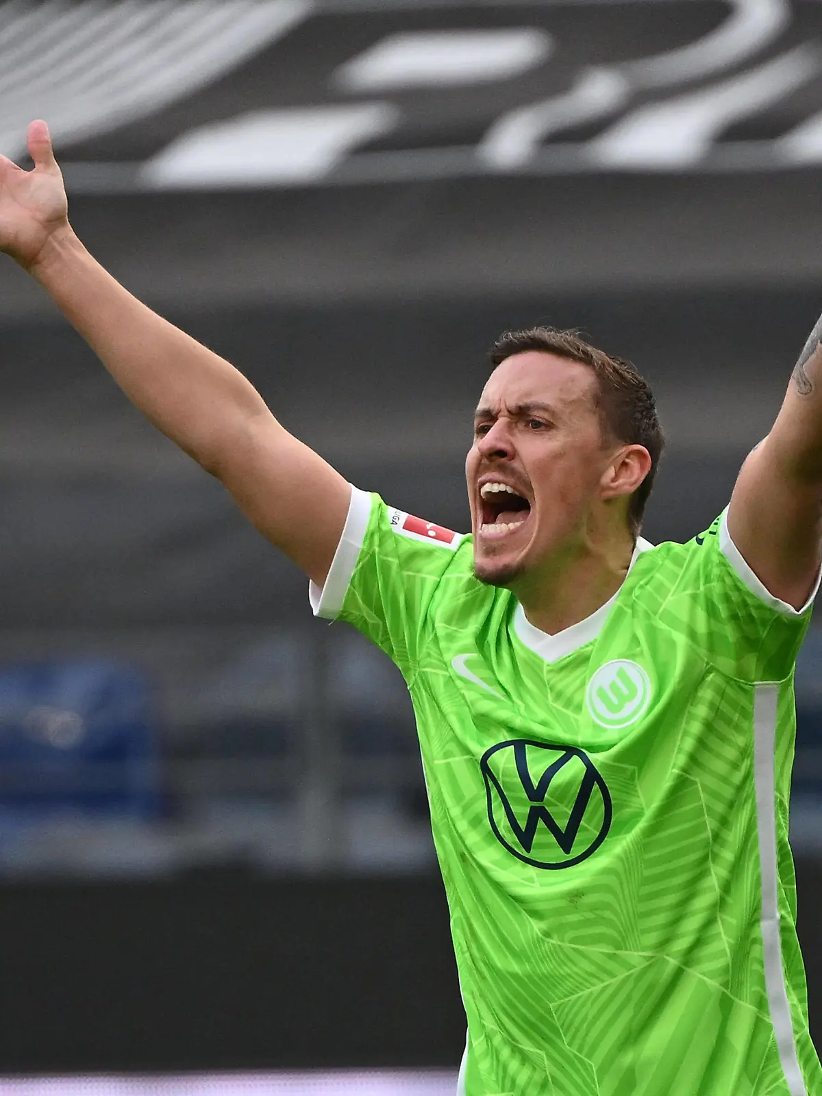  12.02.2022, xjhx, Fussball 1.Bundesliga, Eintracht Frankfurt - VfL Wolfsburg emspor, v.l. Max Kruse VfL Wolfsburg gestikuliert gibt Anweisungen DFL/DFB REGULATIONS PROHIBIT ANY USE OF PHOTOGRAPHS as IMAGE SEQUENCES and/or QUASI-VIDEO Frankfurt am Main *** 12 02 2022, xjhx, football 1 Bundesliga, Eintracht Frankfurt VfL Wolfsburg emspor, v l Max Kruse VfL Wolfsburg gestures gives instructions DFL DFB REGULATES PROHIBIT ANY USE OF PHOTOGRAPHS as IMAGE SEQUENCES and or QUASI VIDEO Frankfurt am Main