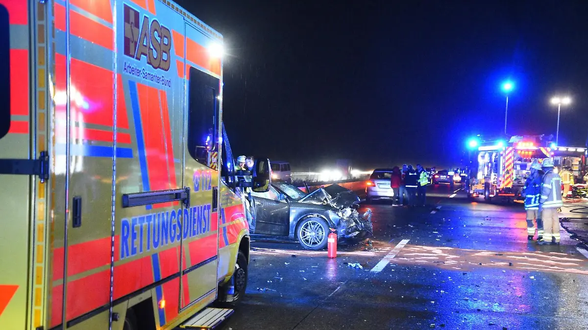 10.09.2022, Baden-Württemberg, Mannheim: Nach einem Verkehrsunfall auf der Autobahn 6 mit mehreren Fahrzeugen, zwischen Viernheim und Kreuz Mannheim, ist die Richtungsfahrbahn Mannheim gesperrt. Rettungsdienst und Polizei sind im Einsatz. Foto: Rene Priebe/dpa +++ dpa-Bildfunk +++