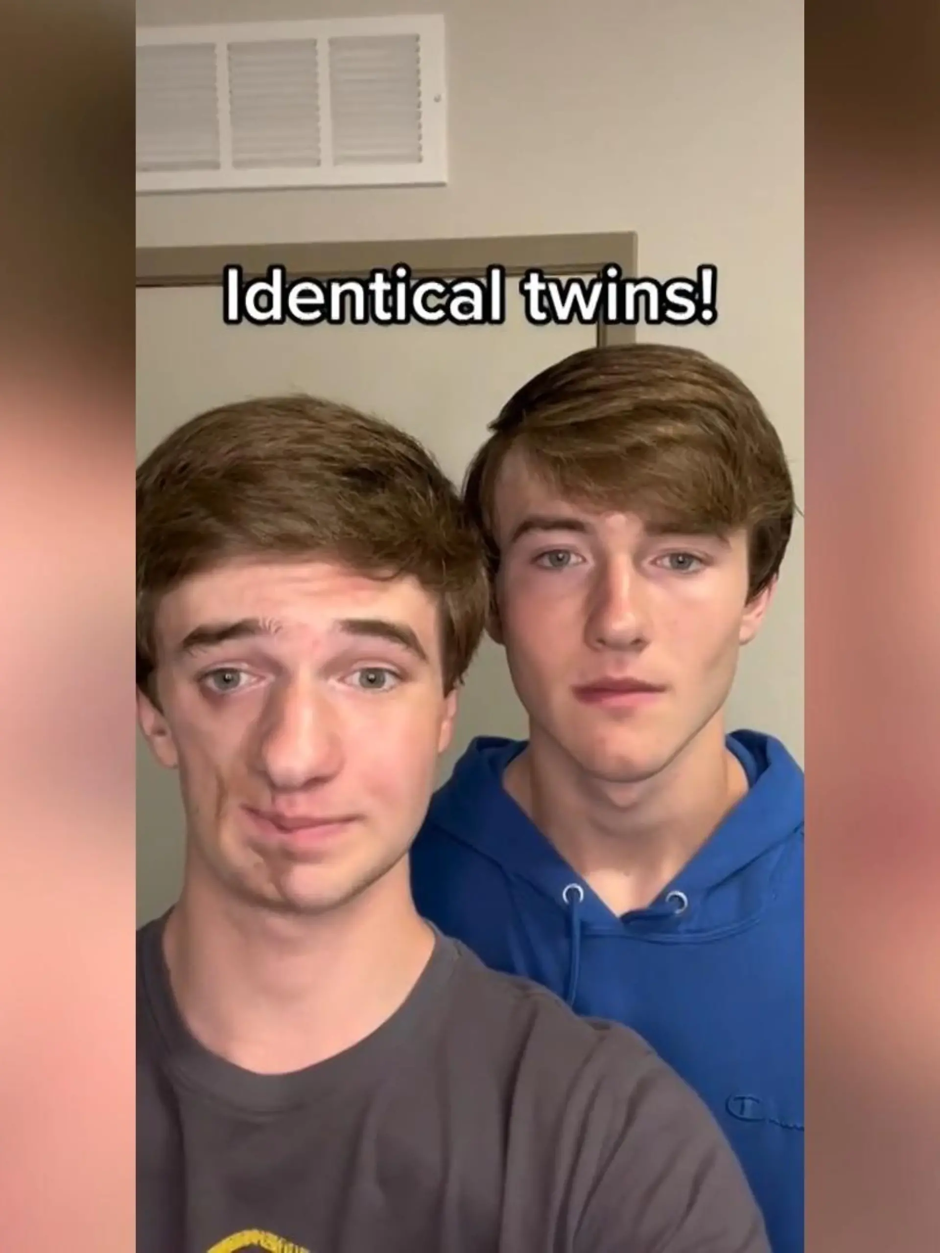 Das sind Lukas und Ben. Sie sind eineiige Zwillinge, mit einem Unterschied. Lukas hat das seltene Parry-Romberg-Syndrom. Er leidet also unter einem Gewebeschwund in einer Gesichtshälfte, sie fällt in sich zusammen. 
Um über diese Krankheit aufzuklären, dokumentiert er sein Leben auf TikTok. 2,3 Millionen Menschen folgen ihm dort und begleiten ihn beispielsweise im Alltag oder am College. 
Und gute Neuigkeiten gibt es auch: denn der Gewebeschwund hat aufgehört. Der nächste Schritt in Lukas Leben ist es nun, sein Gesicht mit Hilfe von plastischer Chirurgie wiederherzustellen. Schon Ende des Jahres soll es losgehen.