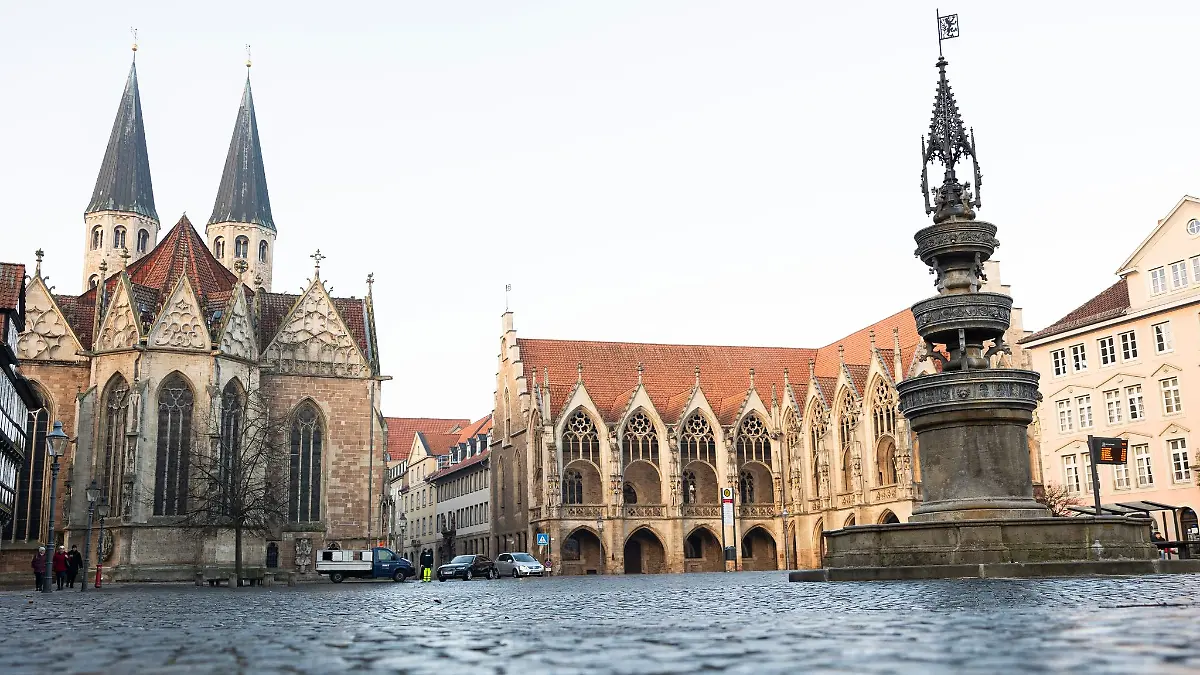 Der Marienbrunnen (r) steht auf dem Altstadtmarkt in der Innenstadt.