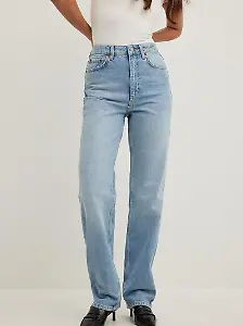 Jeans in hellblau von NA-KD