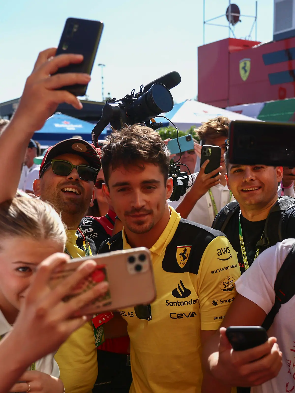  F1 Italian Grand Prix Charles Leclerc of Scudera Ferrari arrives the Formula 1 Italian Grand Prix practice three at Circuit Monza, on September 10, 2022 in Monza, Italy Monza Italy PUBLICATIONxNOTxINxFRA Copyright: xBeataxZawrzelx originalFilename:zawrzel-f1italia220910_npLD6.jpg