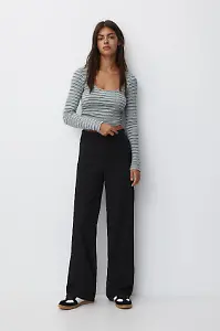Stoffhose mit Bundfalten von Pull & Bear