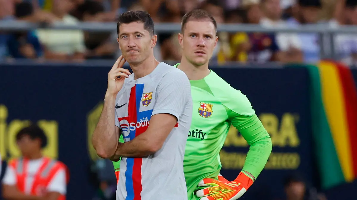 Soccer Football - LaLiga - Cadiz v FC Barcelona - Estadio Nuevo Mirandilla, Cadiz, Spain - September 10, 2022 FC Barcelona's Robert Lewandowski and Marc-Andre ter Stegen react as play is stopped due to a medical emergency in the stand REUTERS/Marcelo Del Pozo