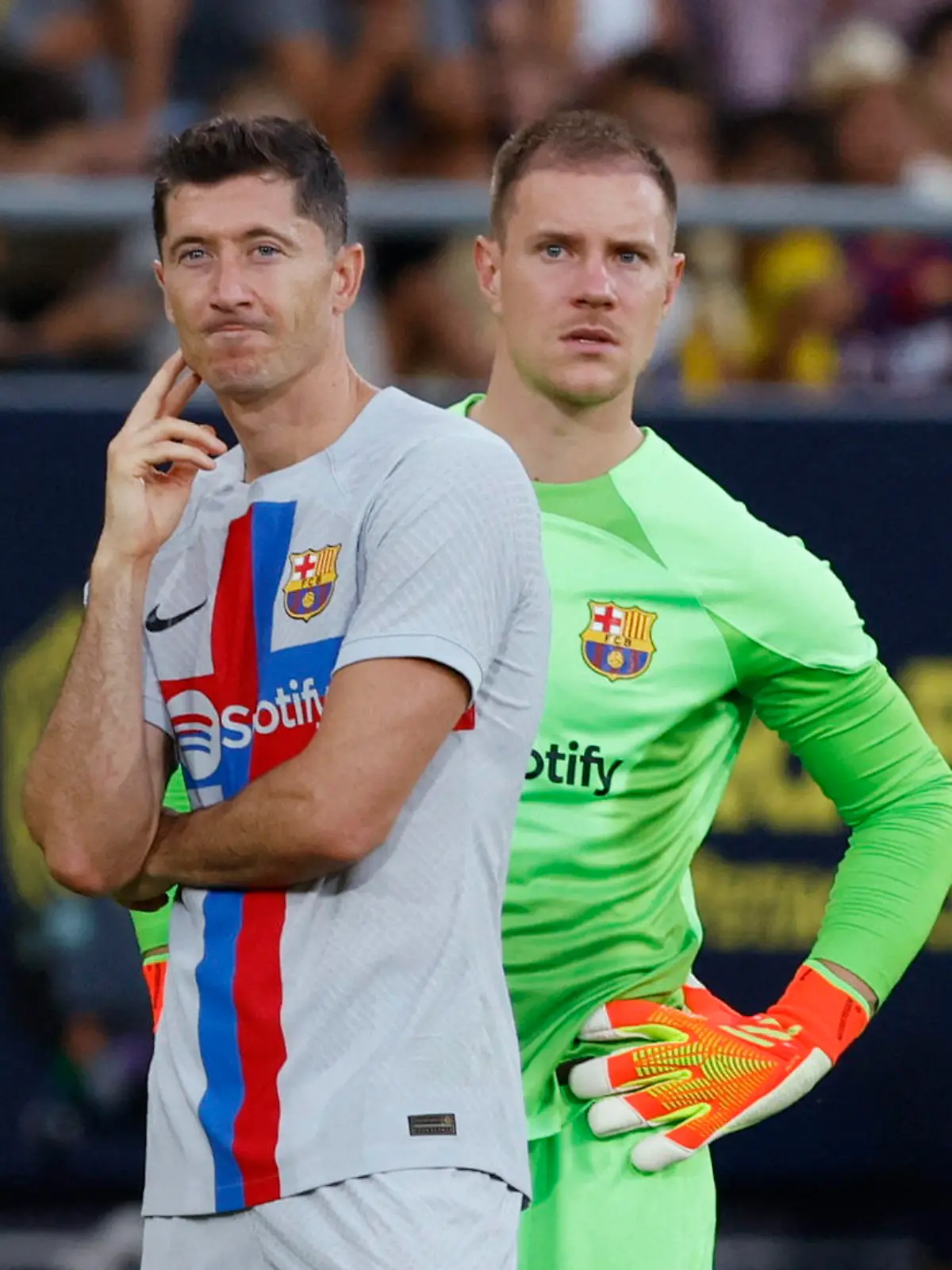 Soccer Football - LaLiga - Cadiz v FC Barcelona - Estadio Nuevo Mirandilla, Cadiz, Spain - September 10, 2022 FC Barcelona's Robert Lewandowski and Marc-Andre ter Stegen react as play is stopped due to a medical emergency in the stand REUTERS/Marcelo Del Pozo
