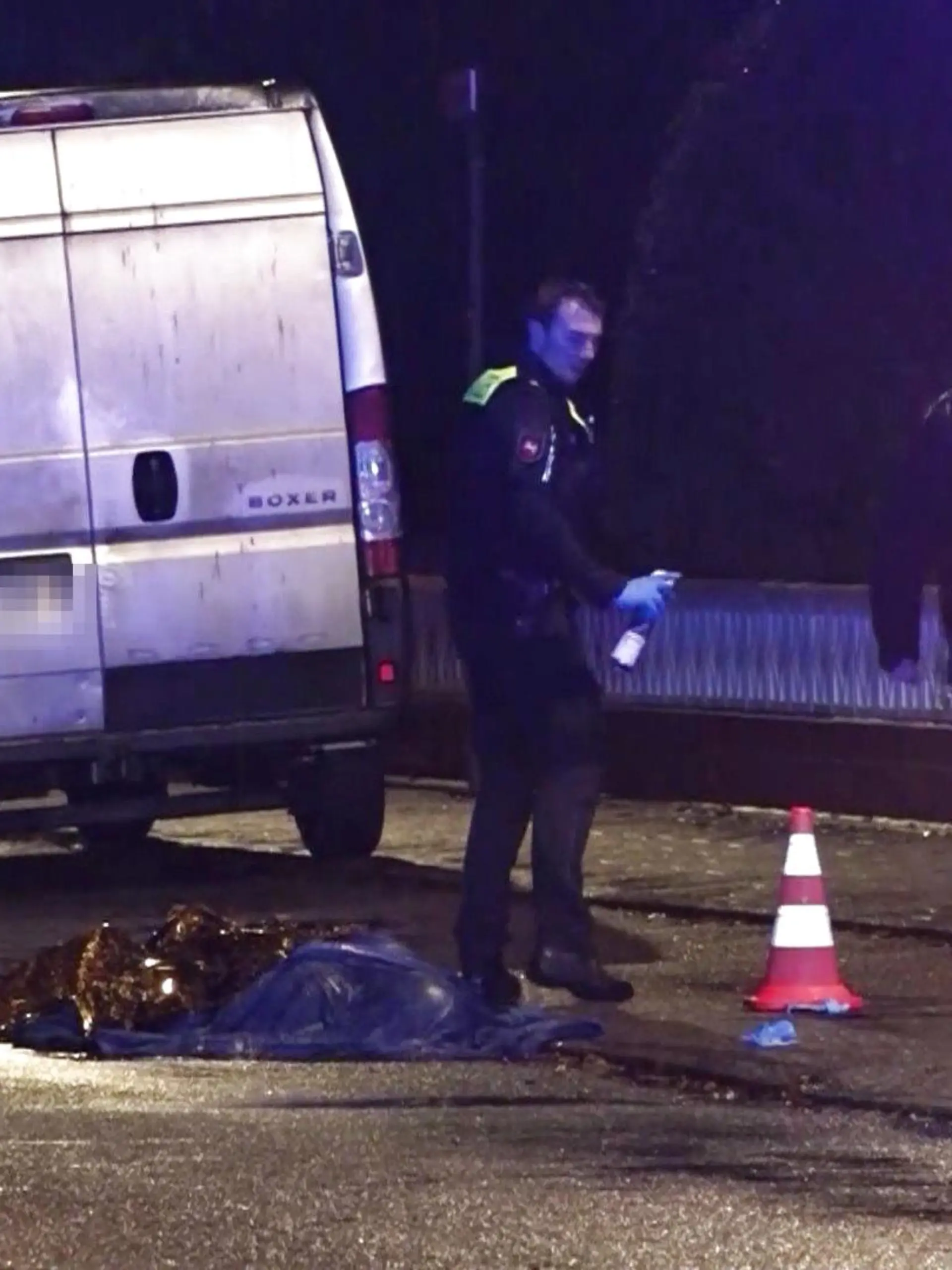 Die Leiche des getöteten Fußgängers liegt abgedeckt auf dem Ziethenweg in Delmenhorst. Der 58 Jahre alte Mann ist das Opfer eines Unfalls mit Fahrerflucht geworden.
