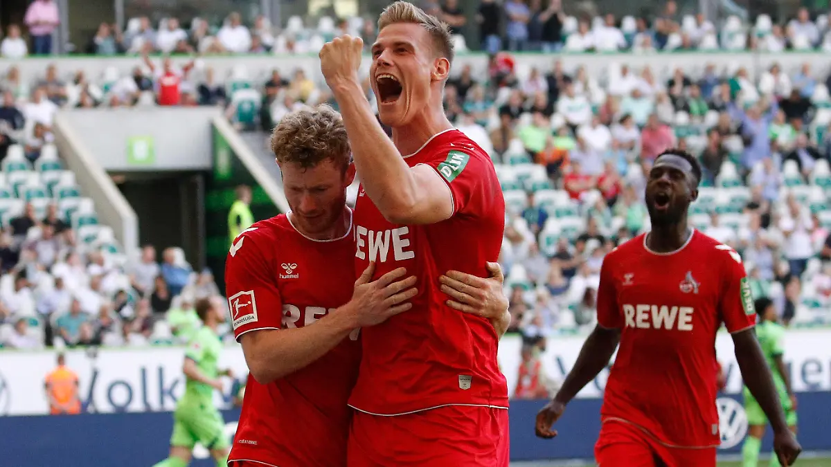  03.09.2022, Volkswagen Arena, Wolfsburg, Ligaspiel, 1. Bundesliga, VfL Wolfsburg vs 1. FC Koeln, im Bild Torschuetze Florian Kainz 11, Koeln und Steffen Tigges 21, Koeln jubeln nach dem Tor zum 1:3 fuer Koeln DFL regulations prohibit any use of photographs as image sequences and/or quasi-video. VfL Wolfsburg vs 1. FC Koeln *** 03 09 2022, Volkswagen Arena, Wolfsburg, league match, 1 Bundesliga, VfL Wolfsburg vs 1 FC Koeln, in picture goal scorer Florian Kainz 11, Koeln and Steffen Tigges 21, Koeln cheer after the goal to 1 3 for Koeln DFL regulations prohibit any use of photographs as image sequences and or quasi video VfL Wolfsburg vs 1 FC Koeln www.sielski-press.de