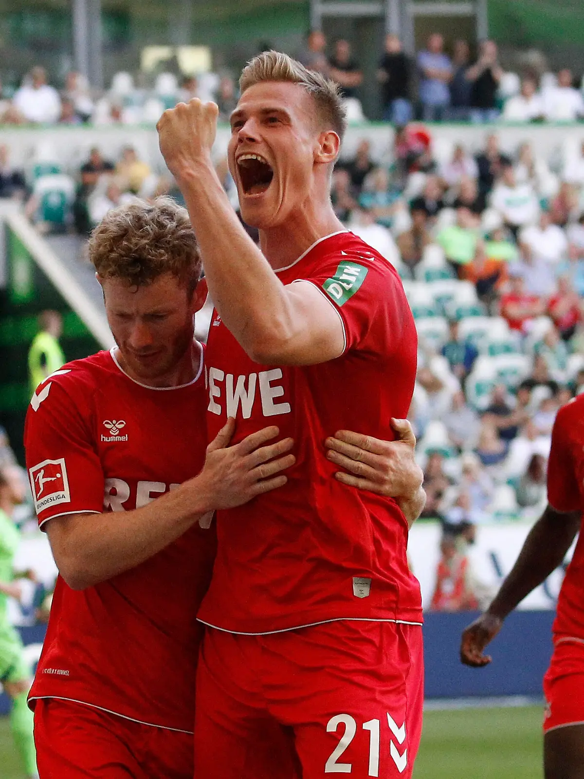  03.09.2022, Volkswagen Arena, Wolfsburg, Ligaspiel, 1. Bundesliga, VfL Wolfsburg vs 1. FC Koeln, im Bild Torschuetze Florian Kainz 11, Koeln und Steffen Tigges 21, Koeln jubeln nach dem Tor zum 1:3 fuer Koeln DFL regulations prohibit any use of photographs as image sequences and/or quasi-video. VfL Wolfsburg vs 1. FC Koeln *** 03 09 2022, Volkswagen Arena, Wolfsburg, league match, 1 Bundesliga, VfL Wolfsburg vs 1 FC Koeln, in picture goal scorer Florian Kainz 11, Koeln and Steffen Tigges 21, Koeln cheer after the goal to 1 3 for Koeln DFL regulations prohibit any use of photographs as image sequences and or quasi video VfL Wolfsburg vs 1 FC Koeln www.sielski-press.de