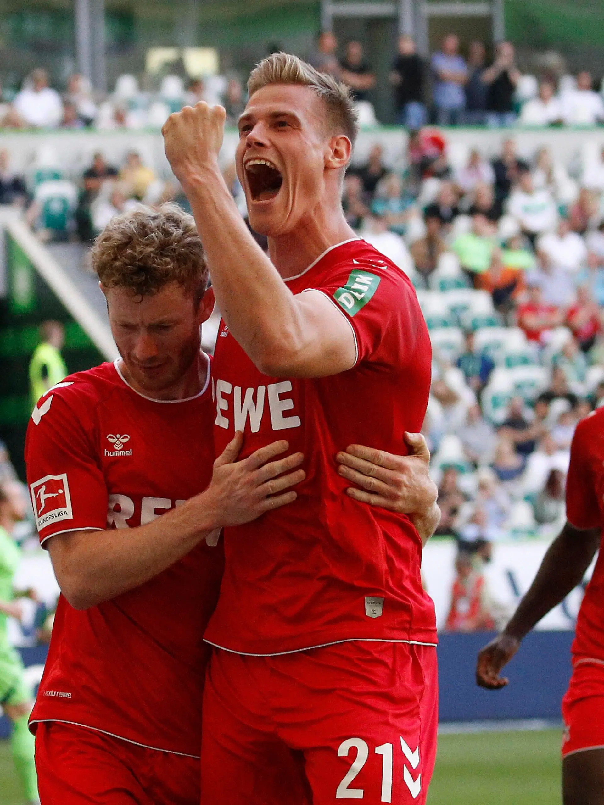  03.09.2022, Volkswagen Arena, Wolfsburg, Ligaspiel, 1. Bundesliga, VfL Wolfsburg vs 1. FC Koeln, im Bild Torschuetze Florian Kainz 11, Koeln und Steffen Tigges 21, Koeln jubeln nach dem Tor zum 1:3 fuer Koeln DFL regulations prohibit any use of photographs as image sequences and/or quasi-video. VfL Wolfsburg vs 1. FC Koeln *** 03 09 2022, Volkswagen Arena, Wolfsburg, league match, 1 Bundesliga, VfL Wolfsburg vs 1 FC Koeln, in picture goal scorer Florian Kainz 11, Koeln and Steffen Tigges 21, Koeln cheer after the goal to 1 3 for Koeln DFL regulations prohibit any use of photographs as image sequences and or quasi video VfL Wolfsburg vs 1 FC Koeln www.sielski-press.de