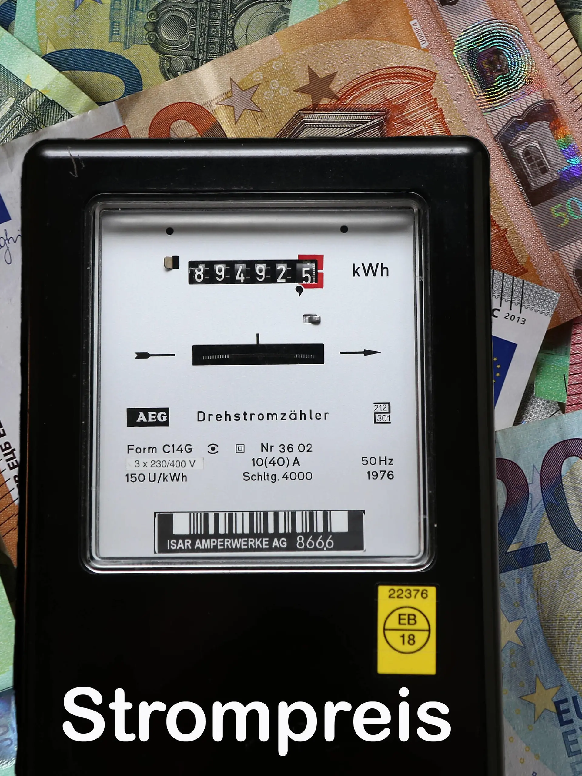 Bayern, Deutschland 19. November 2023:  Achtung Fotomontage  Hier ein Symbolbild mit einem Stromzähler,Elektrizitätszähler der den Stromverbrauch misst, im Hintergrund Geld, Geldscheine, als Symbol für Teuerung, Stromkosten, Energiekosten, Stromkostenentwicklung, Strompreisbremse, Stromverbrauch,Energieverbrauch, Drehstromzähler, mit dem Schriftzug Strompreis *** Bavaria, Germany 19 November 2023 Attention photomontage Here is a symbolic image with an electricity meter, electricity meter that measures electricity consumption, in the background money, banknotes, as a symbol for inflation, electricity costs, energy costs, electricity cost development, electricity price brake, electricity consumption, energy consumption, three-phase m
