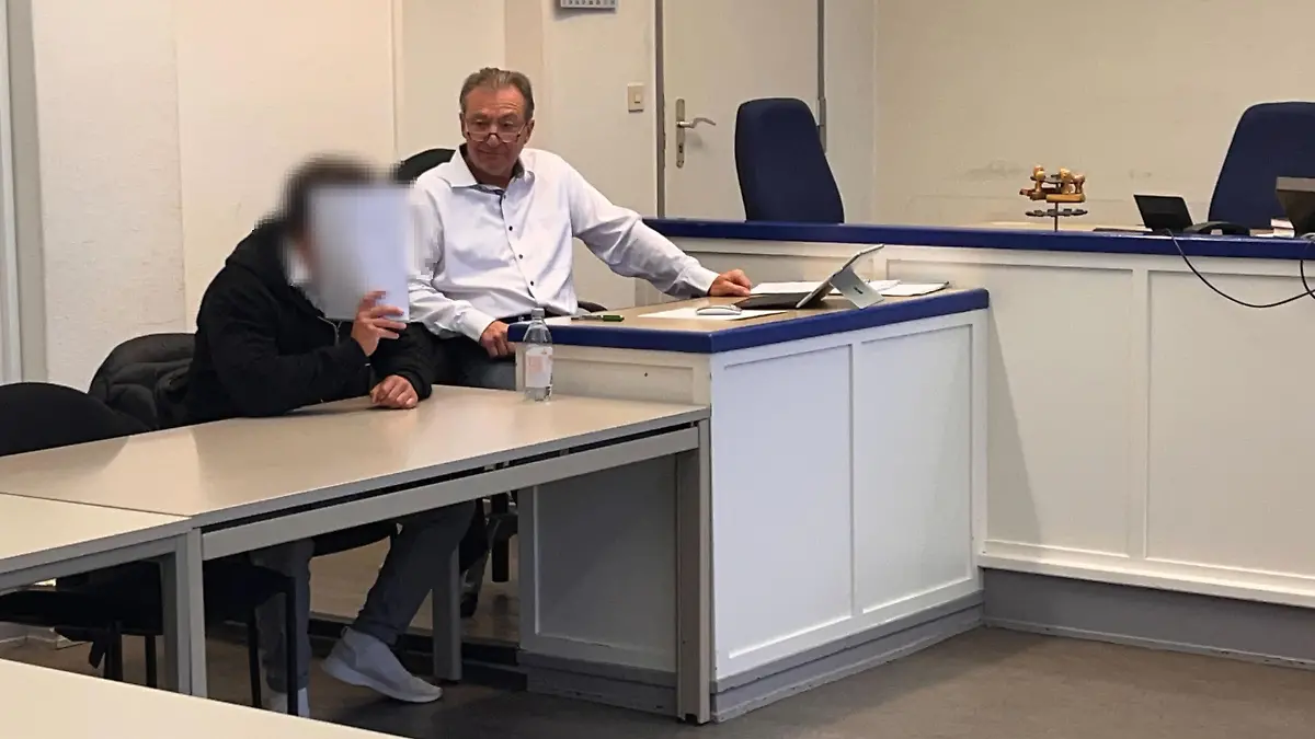 Der Angeklagte Kevin H. und sein Verteidiger im Gerichtssaal.