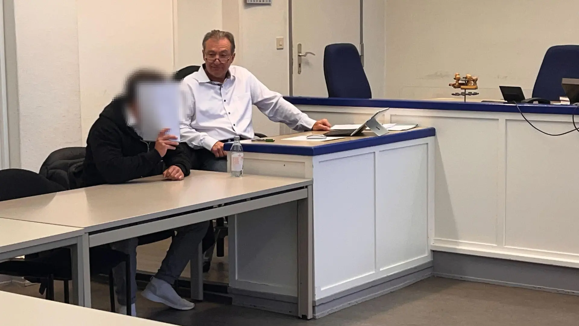 Der Angeklagte Kevin H. und sein Verteidiger im Gerichtssaal.
