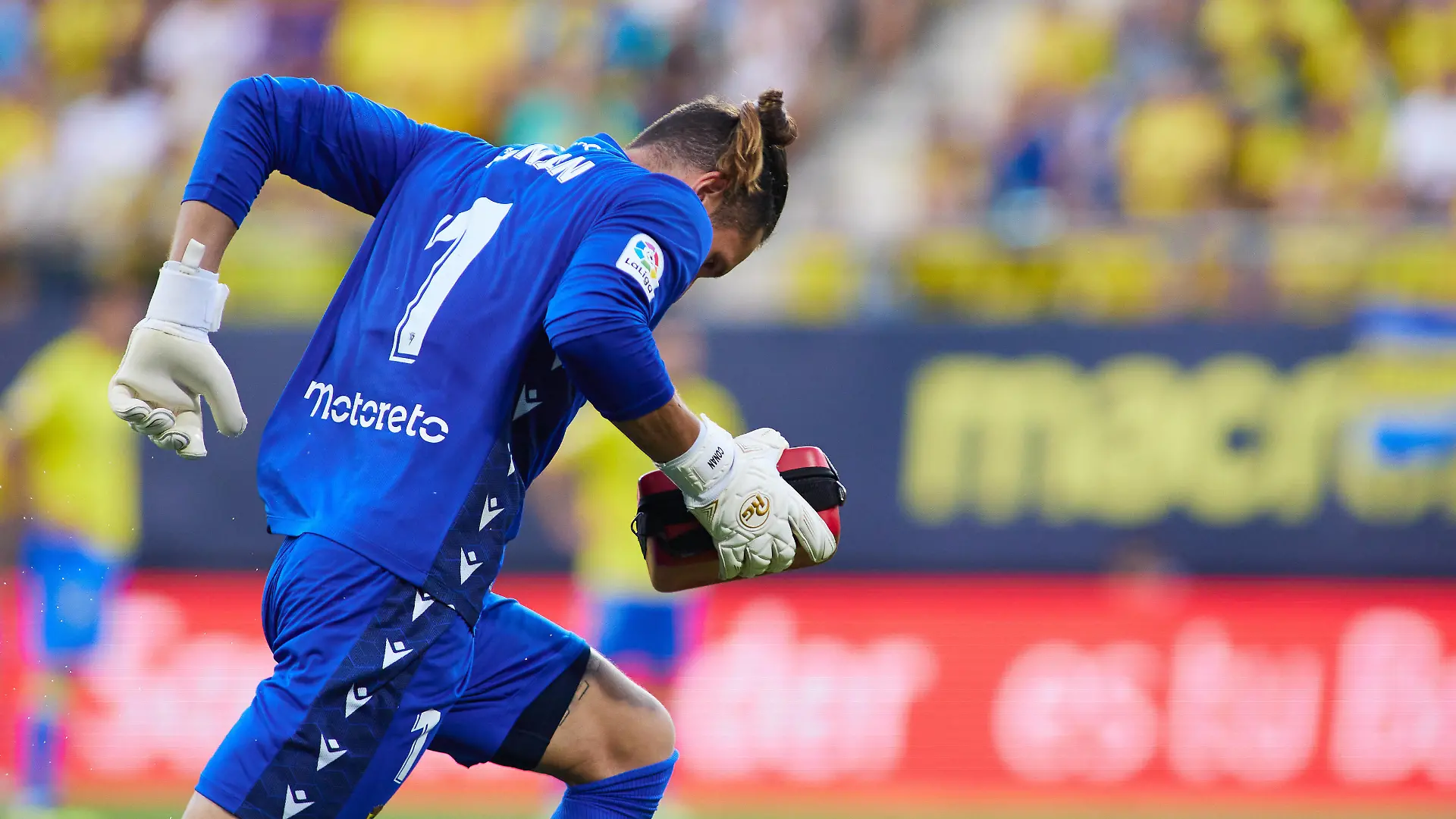 September 10, 2022, CADIZ, CADIZ, SPAIN: Jeremias Ledesma of Cadiz lleva un desfibrilador during the spanish league, La Liga Santander, football match played between Cadiz CF and FC Barcelona, Barca at Nuevo Mirandilla stadium September 10, 2022, in Cadiz, Spain. CADIZ SPAIN - ZUMAa181 20220910_zaa_a181_167 Copyright: xJoaquinxCorcherox