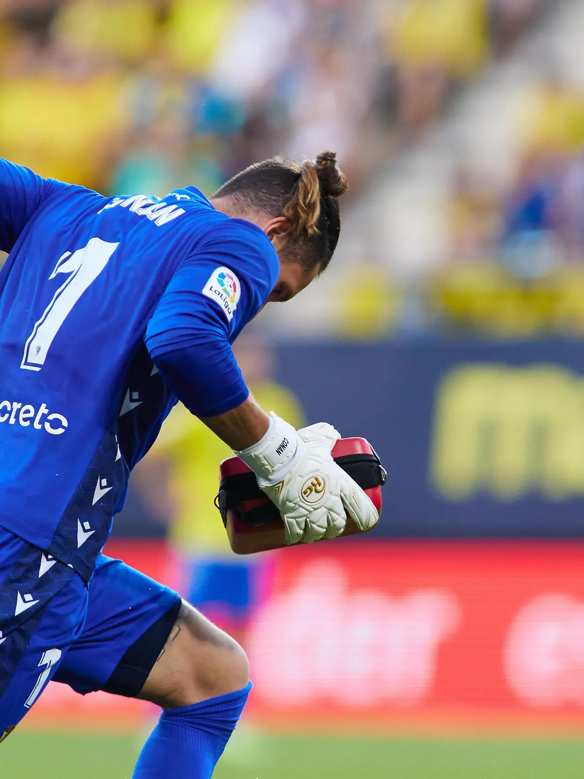 September 10, 2022, CADIZ, CADIZ, SPAIN: Jeremias Ledesma of Cadiz lleva un desfibrilador during the spanish league, La Liga Santander, football match played between Cadiz CF and FC Barcelona, Barca at Nuevo Mirandilla stadium September 10, 2022, in Cadiz, Spain. CADIZ SPAIN - ZUMAa181 20220910_zaa_a181_167 Copyright: xJoaquinxCorcherox 