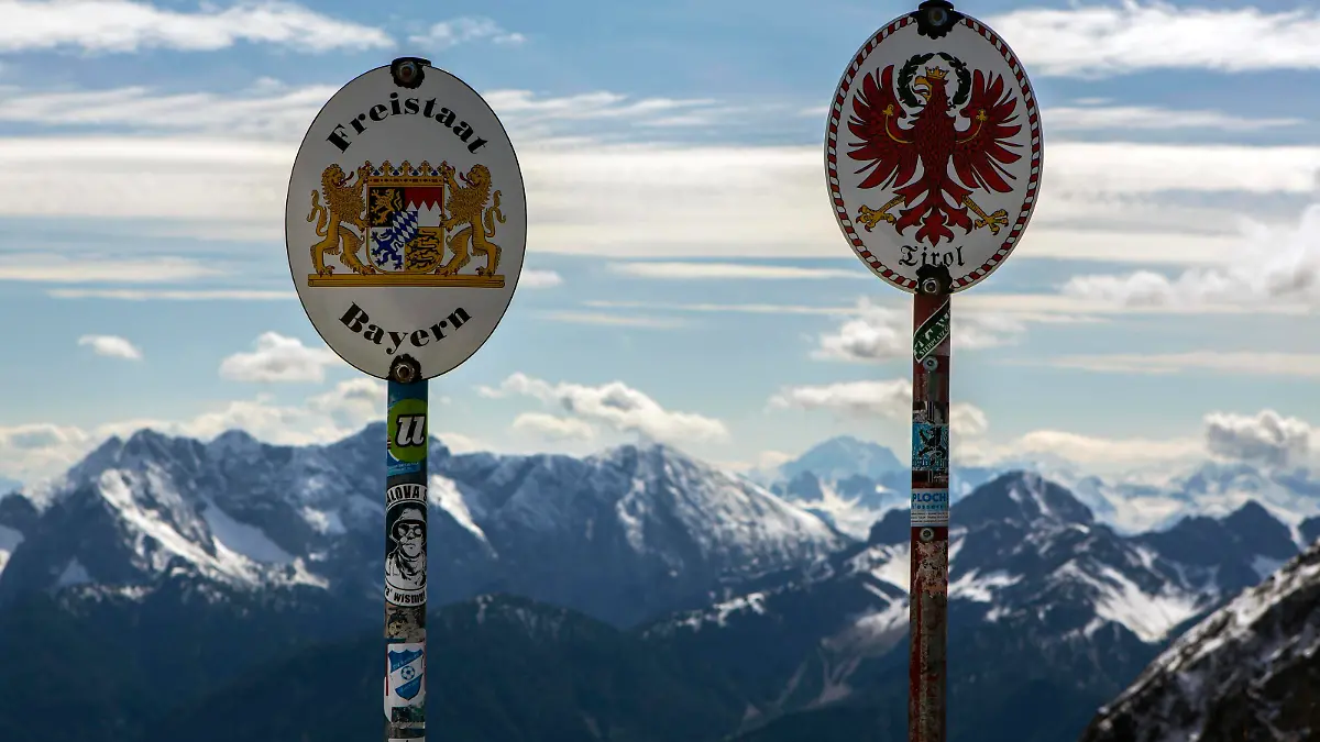 Grenzschilder auf der Grenze zwischen Deutschland und Österreich auf einem Grat im Karwendelgebirge in der Nähe der Bergstation der Karwendelbahn. Grenze Deutschland - Österreich *** Border signs on the border between Germany and Austria on a ridge in the Karwendelgebirge near the mountain station of the Karwendelbahn border between Germany and Austria.