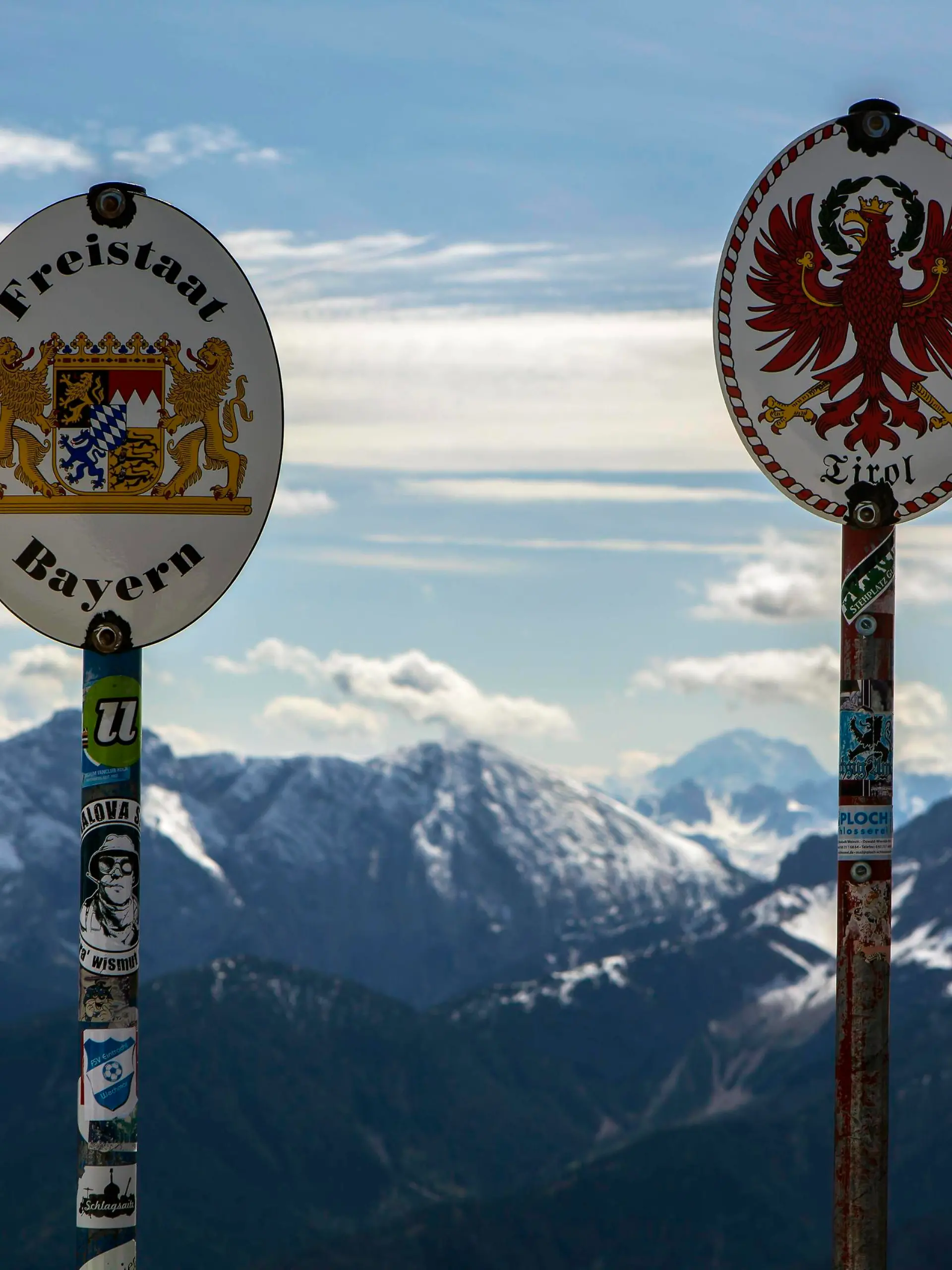  Grenzschilder auf der Grenze zwischen Deutschland und Österreich auf einem Grat im Karwendelgebirge in der Nähe der Bergstation der Karwendelbahn. Grenze Deutschland - Österreich *** Border signs on the border between Germany and Austria on a ridge in the Karwendelgebirge near the mountain station of the Karwendelbahn border between Germany and Austria.